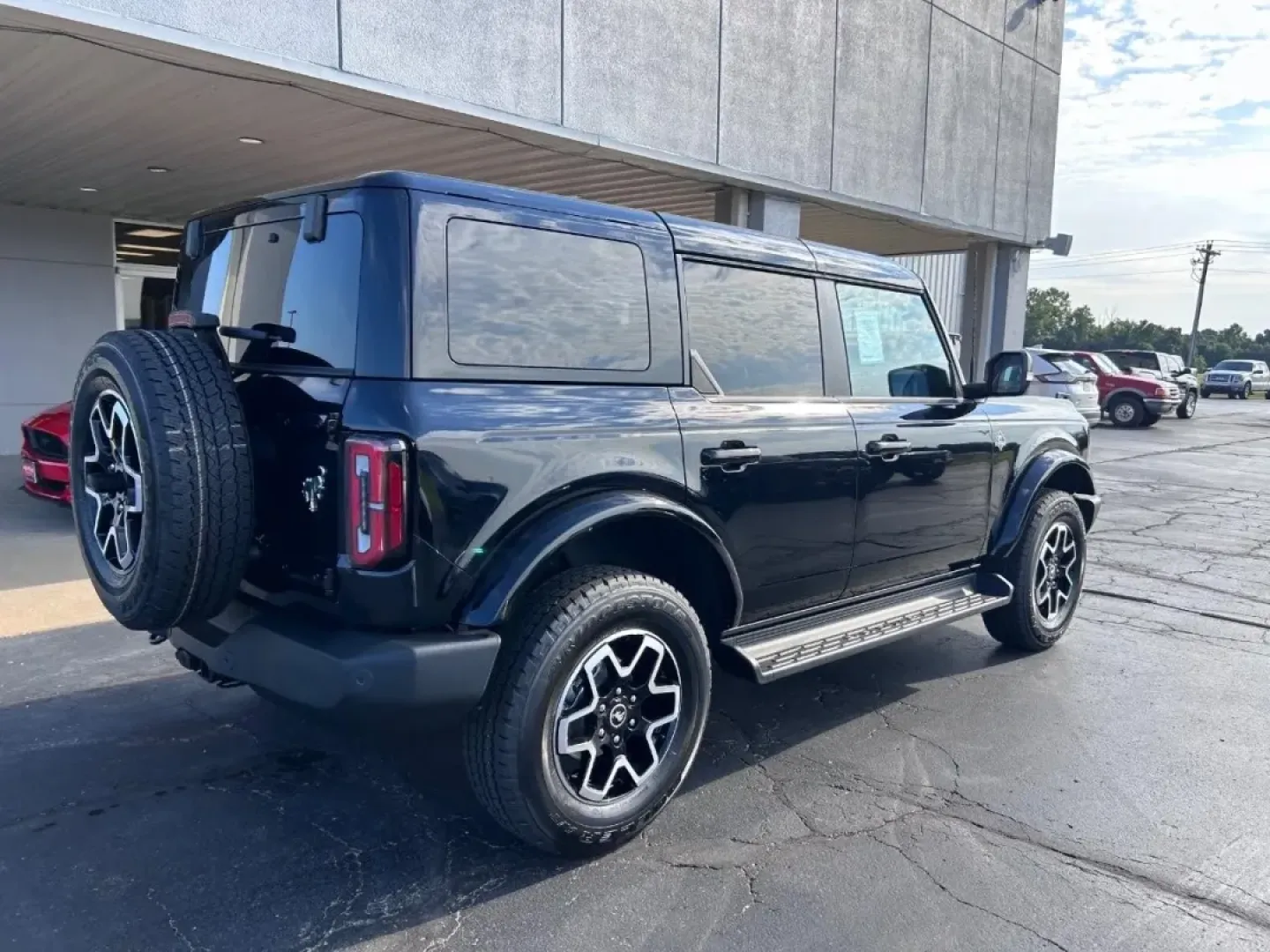 2025 /Black Onyx Leather Ford Bronco Outer Banks (1FMEE8BP7SL) with an 2.7L V6 engine, Automatic transmission, located at 141 Commercial Dr, Fredericktown, MO, 63645, (573) 783-6432, 37.570087, -90.320648 - Explore the great outdoors or tackle your daily commute with style and ease in this stunning **2025 Ford Bronco Outer Banks**. Perfect for weekend excursions or just navigating through the hustle and bustle of Fredericktown, MO, this SUV represents the ideal blend of rugged capability and modern com - Photo#2