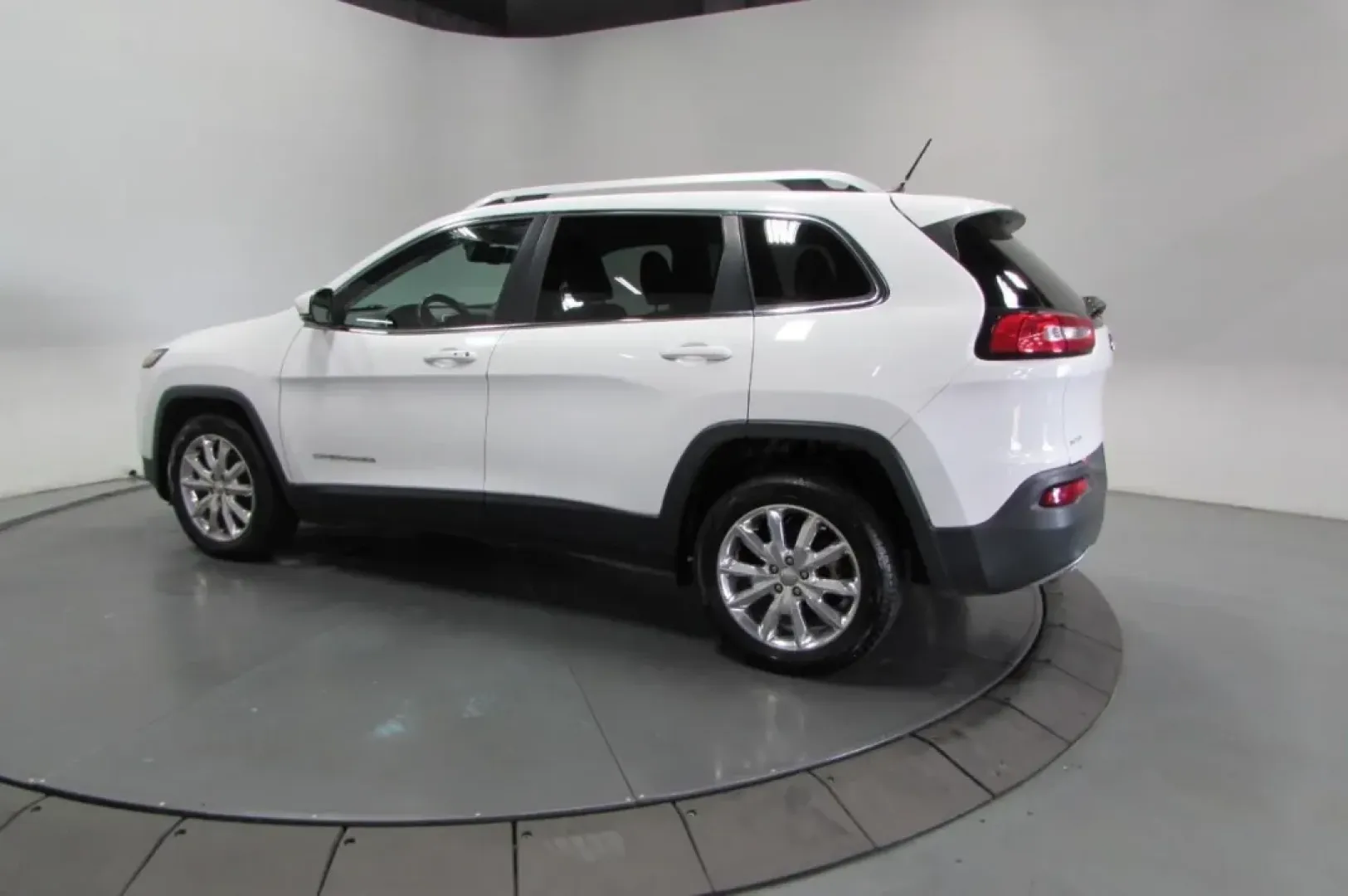 2015 /Black Jeep Cherokee Limited (1C4PJLDB6FW) with an Other engine, Automatic transmission, located at 12830 Highway 21, De Soto, MO, 63020, (636) 337-7777, 38.153099, -90.573624 - Are you ready to elevate your adventures? The 2015 Jeep Cherokee Limited is here to transform your everyday driving into something remarkable. Whether you're navigating the bustling streets of De Soto or planning a weekend getaway to explore the beautiful Ozarks, this stylish and versatile crossover - Photo#4
