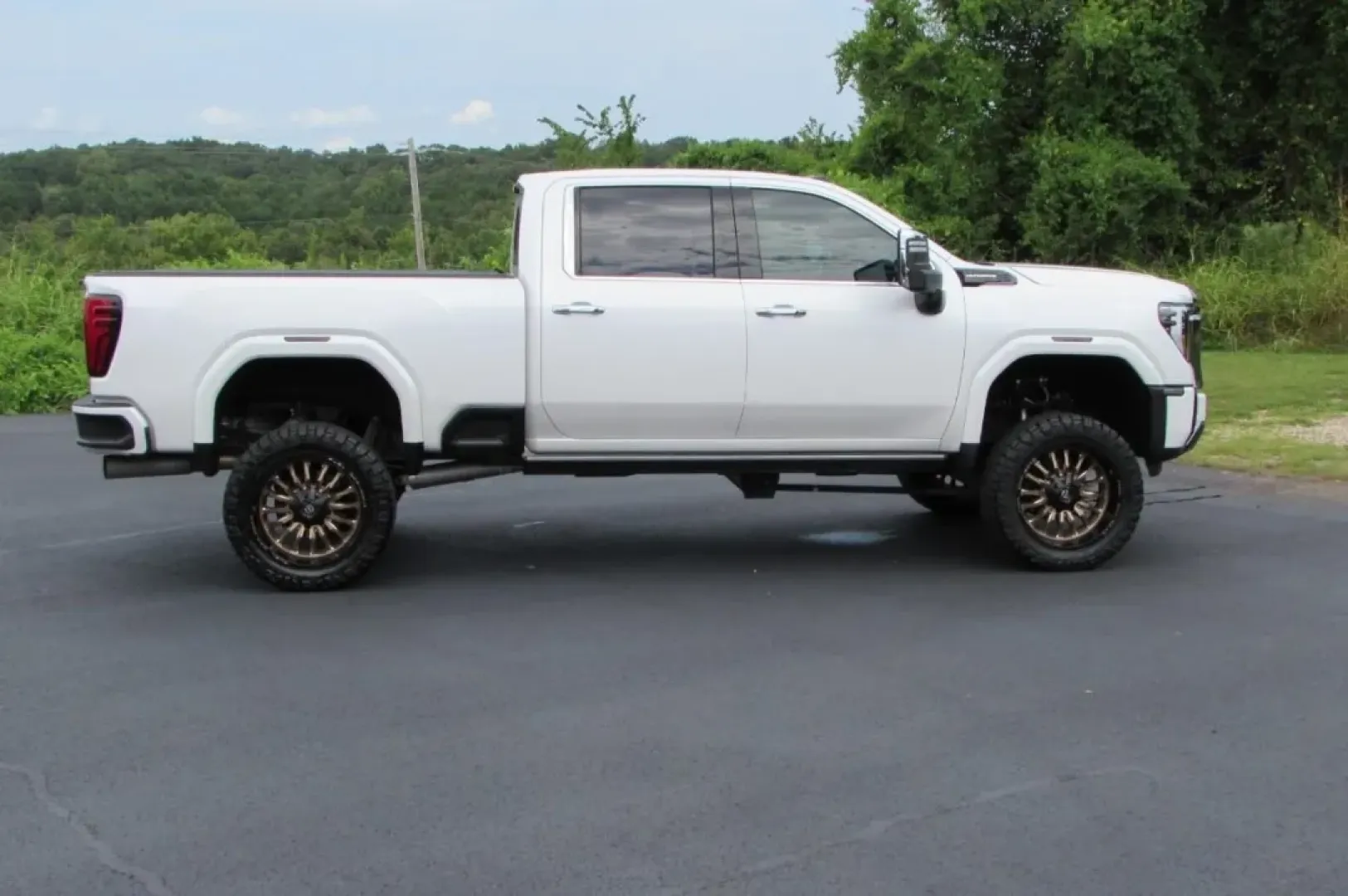 2024 /Alpine Umber GMC Sierra 2500HD Denali Ultimate (1GT49XEY2RF) with an Other engine, Automatic transmission, located at 12830 Highway 21, De Soto, MO, 63020, (636) 337-7777, 38.153099, -90.573624 - Are you a weekend warrior with a passion for adventure, or perhaps a hardworking professional in need of a reliable and rugged vehicle that can handle both work and play? Look no further than the stunning 2024 GMC Sierra 2500HD, now available at Pettus CDJR DeSoto, your trusted used car dealer locat - Photo#7