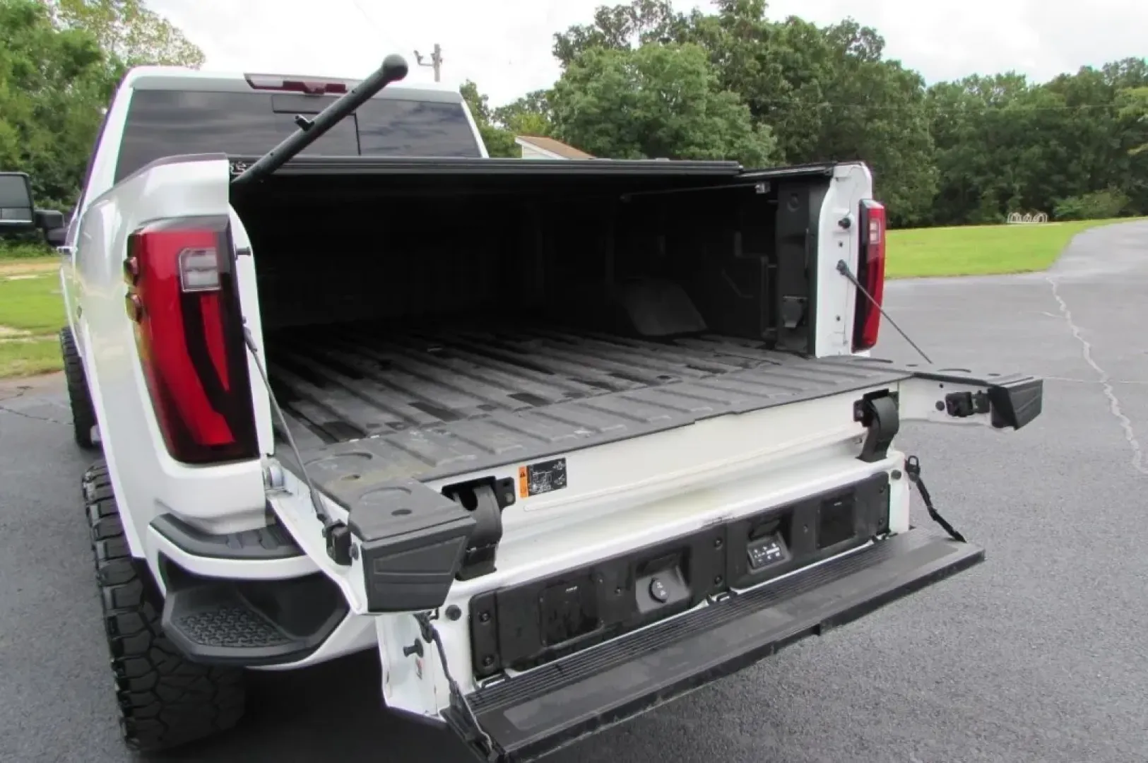 2024 /Alpine Umber GMC Sierra 2500HD Denali Ultimate (1GT49XEY2RF) with an Other engine, Automatic transmission, located at 12830 Highway 21, De Soto, MO, 63020, (636) 337-7777, 38.153099, -90.573624 - Are you a weekend warrior with a passion for adventure, or perhaps a hardworking professional in need of a reliable and rugged vehicle that can handle both work and play? Look no further than the stunning 2024 GMC Sierra 2500HD, now available at Pettus CDJR DeSoto, your trusted used car dealer locat - Photo#16