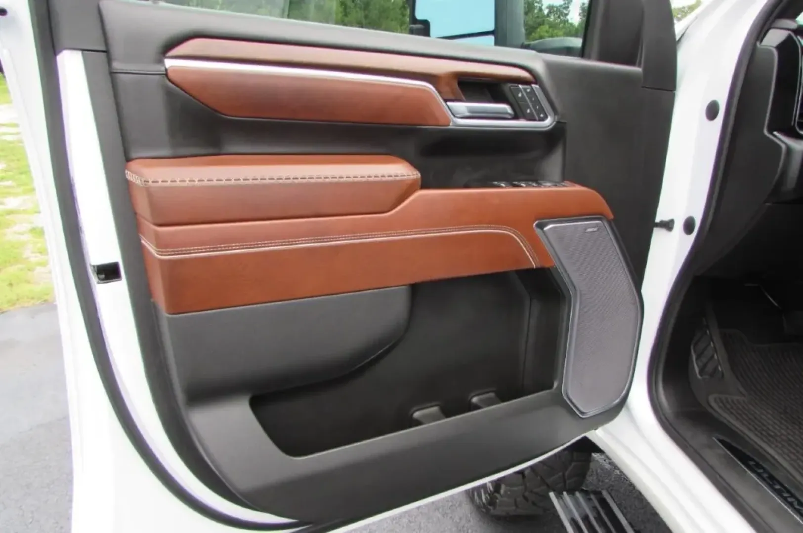 2024 /Alpine Umber GMC Sierra 2500HD Denali Ultimate (1GT49XEY2RF) with an Other engine, Automatic transmission, located at 12830 Highway 21, De Soto, MO, 63020, (636) 337-7777, 38.153099, -90.573624 - Are you a weekend warrior with a passion for adventure, or perhaps a hardworking professional in need of a reliable and rugged vehicle that can handle both work and play? Look no further than the stunning 2024 GMC Sierra 2500HD, now available at Pettus CDJR DeSoto, your trusted used car dealer locat - Photo#17