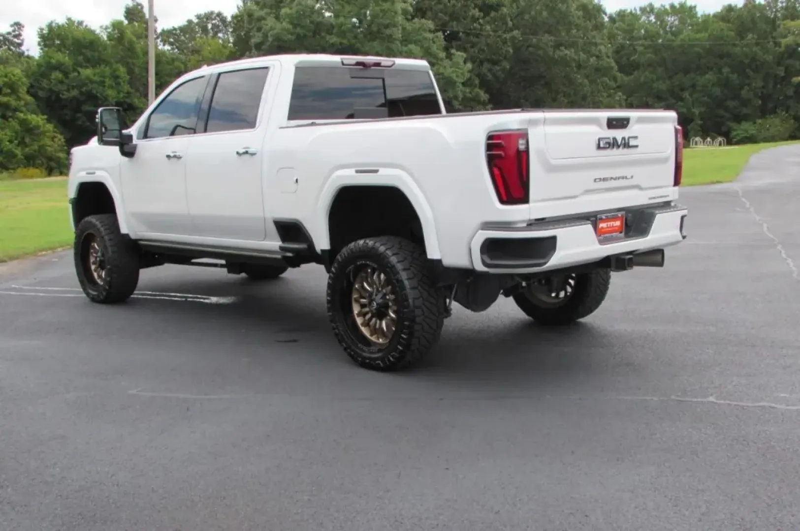 2024 /Alpine Umber GMC Sierra 2500HD Denali Ultimate (1GT49XEY2RF) with an Other engine, Automatic transmission, located at 12830 Highway 21, De Soto, MO, 63020, (636) 337-7777, 38.153099, -90.573624 - Are you a weekend warrior with a passion for adventure, or perhaps a hardworking professional in need of a reliable and rugged vehicle that can handle both work and play? Look no further than the stunning 2024 GMC Sierra 2500HD, now available at Pettus CDJR DeSoto, your trusted used car dealer locat - Photo#4