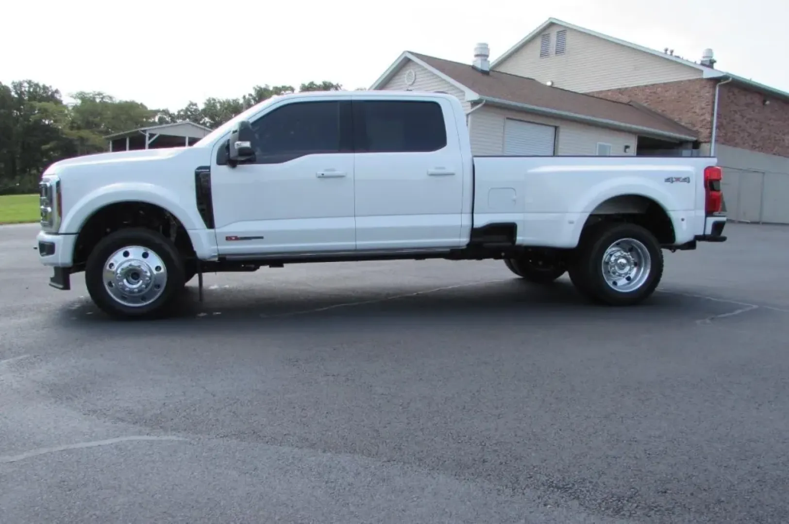 2025 /Black Onyx Leather Ford F-450SD Platinum DRW (1FT8W4DM8SE) with an 6.7L engine, Automatic transmission, located at 12836 Highway 21, De Soto, MO, 63020, (636) 337-7777, 38.151867, -90.575615 - **Unleash Your Adventures with the 2025 Ford Super Duty F-450 DRW at Pettus Ford De Soto!**<br /> <br /> Are you ready to elevate your outdoor lifestyle or tackle those demanding work tasks with ease? The 2025 Ford Super Duty F-450 DRW is your perfect companion for weekend adventures or heavy-duty h - Photo#3