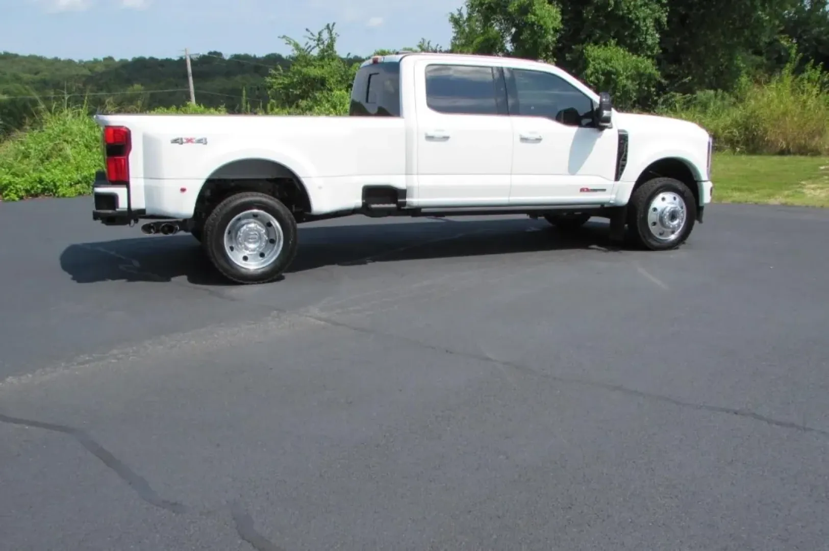 2025 /Black Onyx Leather Ford F-450SD Platinum DRW (1FT8W4DM8SE) with an 6.7L engine, Automatic transmission, located at 12836 Highway 21, De Soto, MO, 63020, (636) 337-7777, 38.151867, -90.575615 - **Unleash Your Adventures with the 2025 Ford Super Duty F-450 DRW at Pettus Ford De Soto!**<br /> <br /> Are you ready to elevate your outdoor lifestyle or tackle those demanding work tasks with ease? The 2025 Ford Super Duty F-450 DRW is your perfect companion for weekend adventures or heavy-duty h - Photo#7