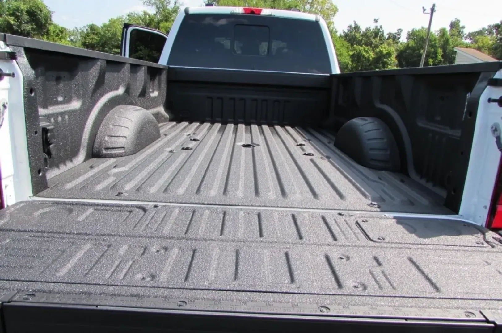 2025 /Black Onyx Leather Ford F-450SD Platinum DRW (1FT8W4DM8SE) with an 6.7L engine, Automatic transmission, located at 12836 Highway 21, De Soto, MO, 63020, (636) 337-7777, 38.151867, -90.575615 - **Unleash Your Adventures with the 2025 Ford Super Duty F-450 DRW at Pettus Ford De Soto!**<br /> <br /> Are you ready to elevate your outdoor lifestyle or tackle those demanding work tasks with ease? The 2025 Ford Super Duty F-450 DRW is your perfect companion for weekend adventures or heavy-duty h - Photo#13