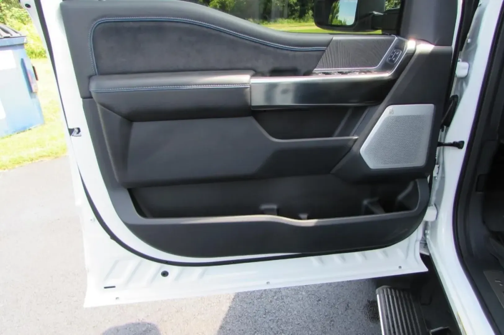 2025 /Black Onyx Leather Ford F-450SD Platinum DRW (1FT8W4DM8SE) with an 6.7L engine, Automatic transmission, located at 12836 Highway 21, De Soto, MO, 63020, (636) 337-7777, 38.151867, -90.575615 - **Unleash Your Adventures with the 2025 Ford Super Duty F-450 DRW at Pettus Ford De Soto!**<br /> <br /> Are you ready to elevate your outdoor lifestyle or tackle those demanding work tasks with ease? The 2025 Ford Super Duty F-450 DRW is your perfect companion for weekend adventures or heavy-duty h - Photo#17