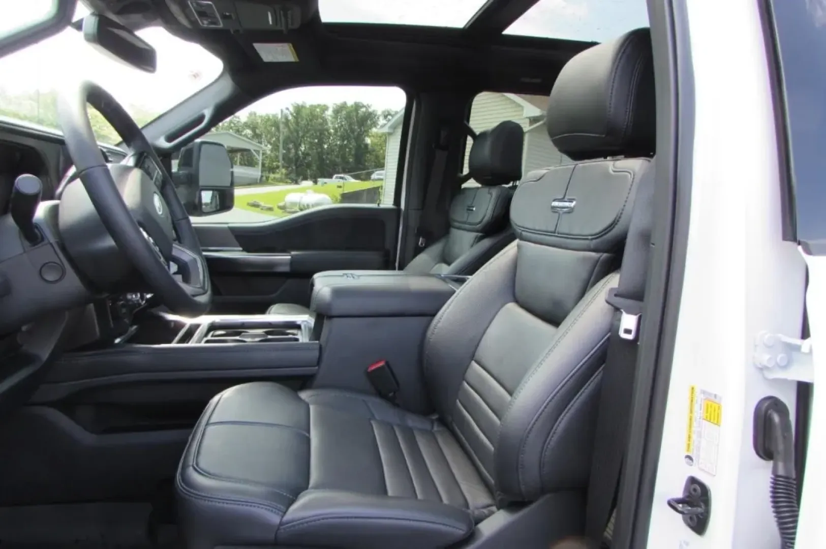 2025 /Black Onyx Leather Ford F-450SD Platinum DRW (1FT8W4DM8SE) with an 6.7L engine, Automatic transmission, located at 12836 Highway 21, De Soto, MO, 63020, (636) 337-7777, 38.151867, -90.575615 - **Unleash Your Adventures with the 2025 Ford Super Duty F-450 DRW at Pettus Ford De Soto!**<br /> <br /> Are you ready to elevate your outdoor lifestyle or tackle those demanding work tasks with ease? The 2025 Ford Super Duty F-450 DRW is your perfect companion for weekend adventures or heavy-duty h - Photo#18