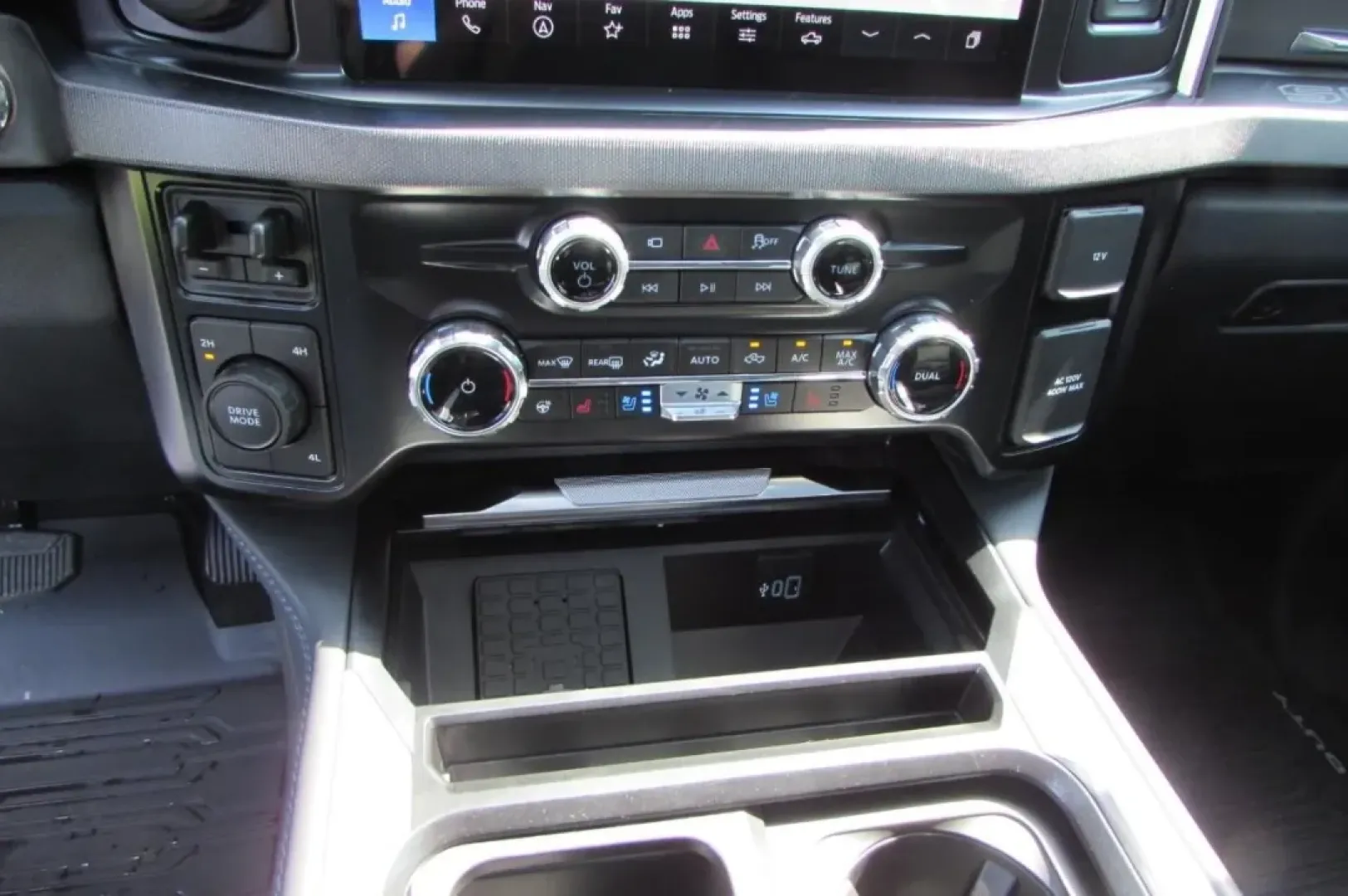 2025 /Black Onyx Leather Ford F-450SD Platinum DRW (1FT8W4DM8SE) with an 6.7L engine, Automatic transmission, located at 12836 Highway 21, De Soto, MO, 63020, (636) 337-7777, 38.151867, -90.575615 - **Unleash Your Adventures with the 2025 Ford Super Duty F-450 DRW at Pettus Ford De Soto!**<br /> <br /> Are you ready to elevate your outdoor lifestyle or tackle those demanding work tasks with ease? The 2025 Ford Super Duty F-450 DRW is your perfect companion for weekend adventures or heavy-duty h - Photo#27