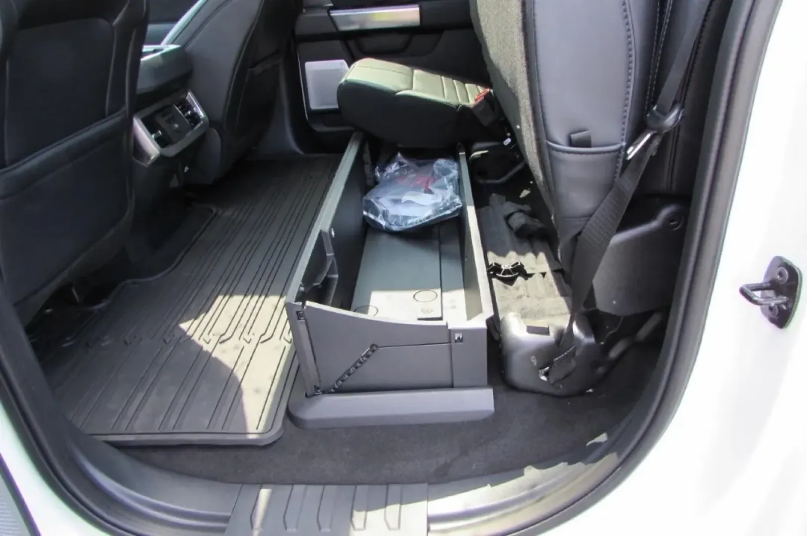 2025 /Black Onyx Leather Ford F-450SD Platinum DRW (1FT8W4DM8SE) with an 6.7L engine, Automatic transmission, located at 12836 Highway 21, De Soto, MO, 63020, (636) 337-7777, 38.151867, -90.575615 - **Unleash Your Adventures with the 2025 Ford Super Duty F-450 DRW at Pettus Ford De Soto!**<br /> <br /> Are you ready to elevate your outdoor lifestyle or tackle those demanding work tasks with ease? The 2025 Ford Super Duty F-450 DRW is your perfect companion for weekend adventures or heavy-duty h - Photo#33