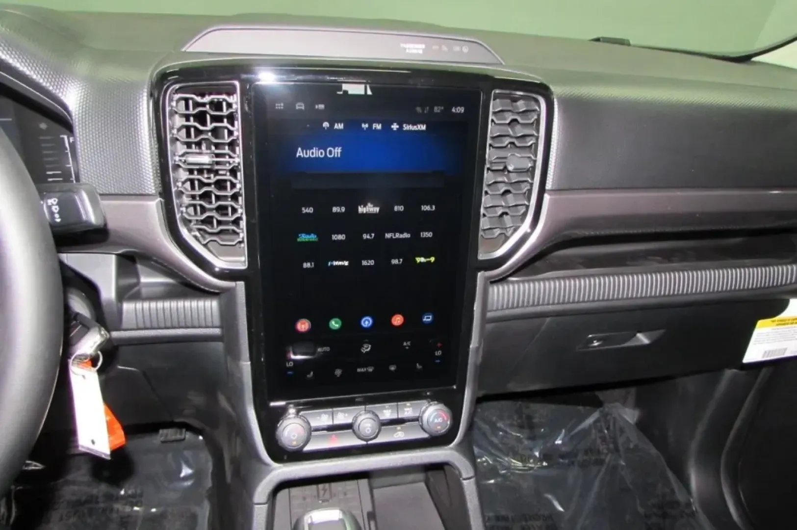 2025 /Ebony Cloth Ford Ranger XLT (1FTER4HP3SL) with an 2.7L V6 engine, Automatic transmission, located at 12836 Highway 21, De Soto, MO, 63020, (636) 337-7777, 38.151867, -90.575615 - Are you ready to elevate your adventures with a rugged companion? Explore the great outdoors or tackle your daily commute with confidence in the 2025 Ford Ranger XLT, an exceptional truck designed for both work and play! This pre-owned marvel, now available at Pettus Ford De Soto, is located conveni - Photo#21