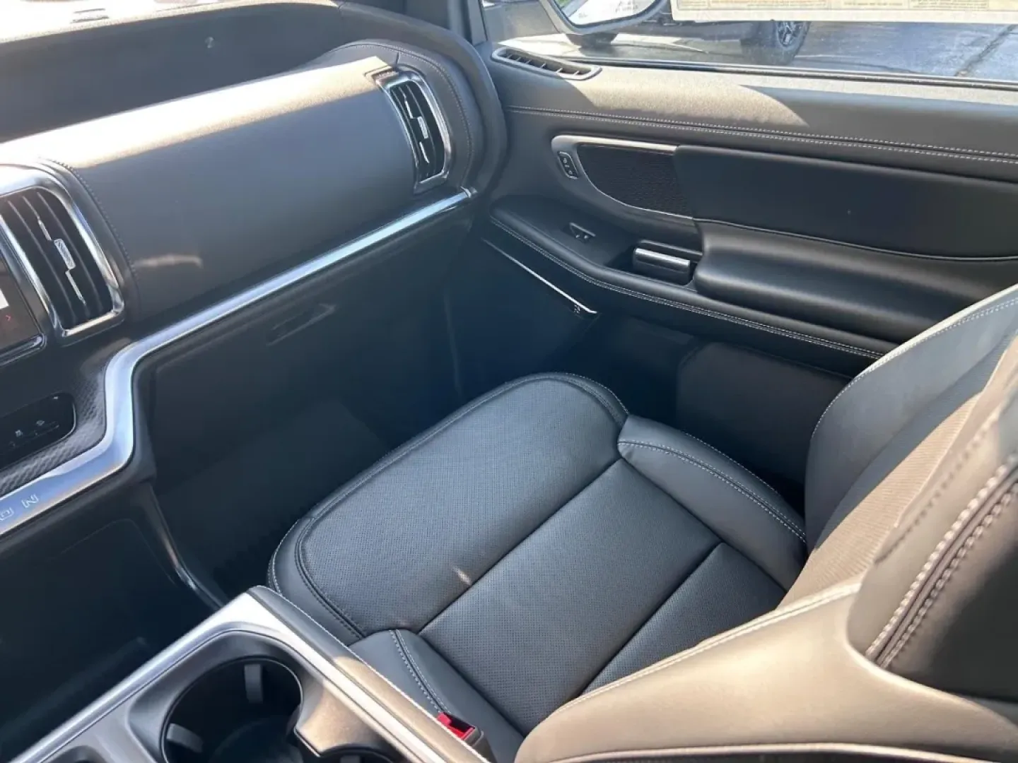 2025 /Black Onyx Leather Ford Expedition Platinum (1FMJU1M80SE) with an 3.5L EcoBoost V6 engine, Automatic transmission, located at 141 Commercial Dr, Fredericktown, MO, 63645, (573) 783-6432, 37.570087, -90.320648 - **Embark on Your Next Adventure with the 2025 Ford Expedition Platinum!**<br /> <br /> If you're searching for the perfect blend of luxury, power, and versatility, look no further than the stunning 2025 Ford Expedition Platinum, available now at Pettus Ford Fredericktown. This top-of-the-line SUV is - Photo#20