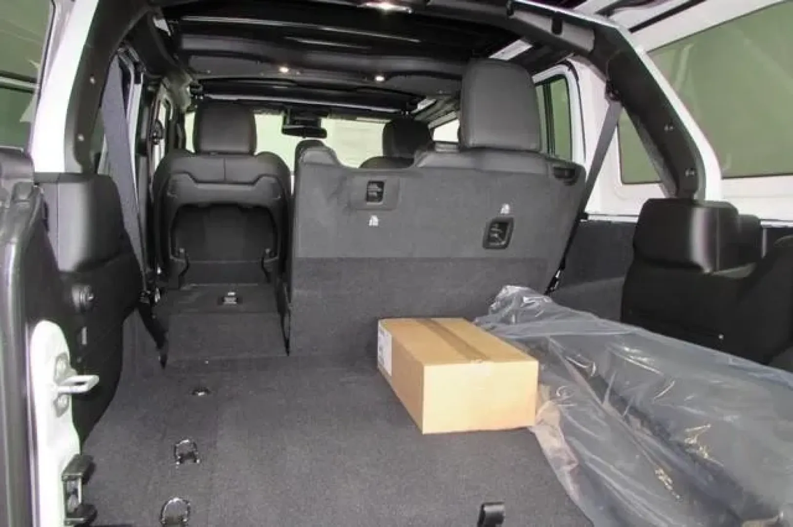 2025 /Black Leather Jeep Wrangler Rubicon (1C4RJXFG7SW) with an Other engine, located at 12830 Highway 21, De Soto, MO, 63020, (636) 337-7777, 38.153099, -90.573624 - ### Embrace Adventure with the 2025 Jeep Wrangler at Pettus CDJR DeSoto!<br /> <br /> Are you ready to tackle weekend getaways, off-road adventures, and daily commutes with a vehicle that blends rugged capability with modern comfort? Look no further than the 2025 Jeep Wrangler, now available at Pett - Photo#25