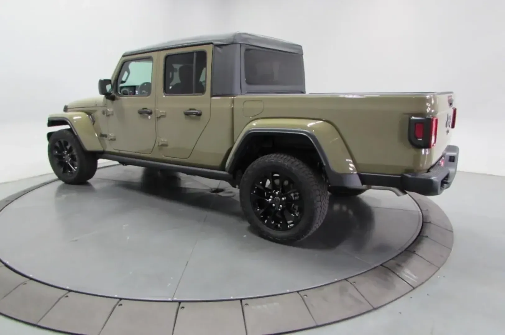 2025 /Black Cloth Jeep Gladiator Nighthawk (1C6PJTAG2SL) with an Other engine, Automatic transmission, located at 12830 Highway 21, De Soto, MO, 63020, (636) 337-7777, 38.153099, -90.573624 - **Unleash Adventure with the 2025 Jeep Gladiator at Pettus CDJR DeSoto!**<br /> <br /> Are you ready to elevate your outdoor adventures and weekend getaways? The 2025 Jeep Gladiator is designed for those who crave excitement and functionality in their daily lives. Whether you're a weekend warrior ta - Photo#4