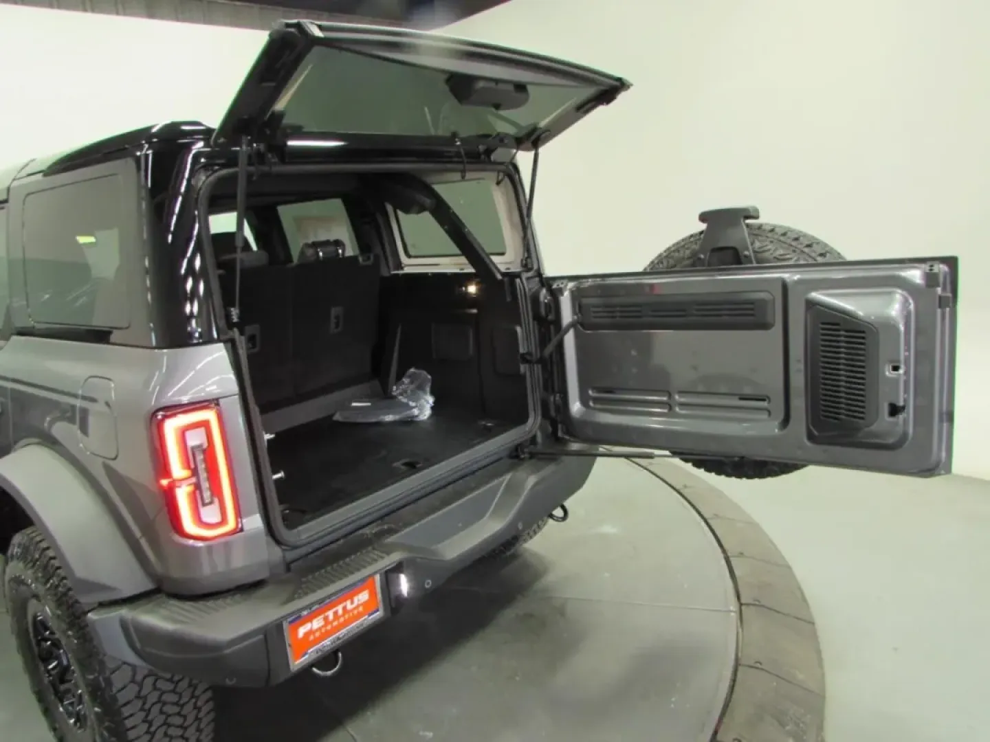 2025 /Black Onyx Ford Bronco Badlands (1FMEE9BP4SL) with an 2.7L V6 engine, located at 12836 Highway 21, De Soto, MO, 63020, (636) 337-7777, 38.151867, -90.575615 - ### Unleash Your Adventurous Spirit with the 2025 Ford Bronco Badlands<br /> <br /> Are you ready to embrace the great outdoors or tackle your daily commute with style and confidence? Look no further than the stunning 2025 Ford Bronco Badlands, available now at Pettus Ford De Soto. This pre-owned SU - Photo#27