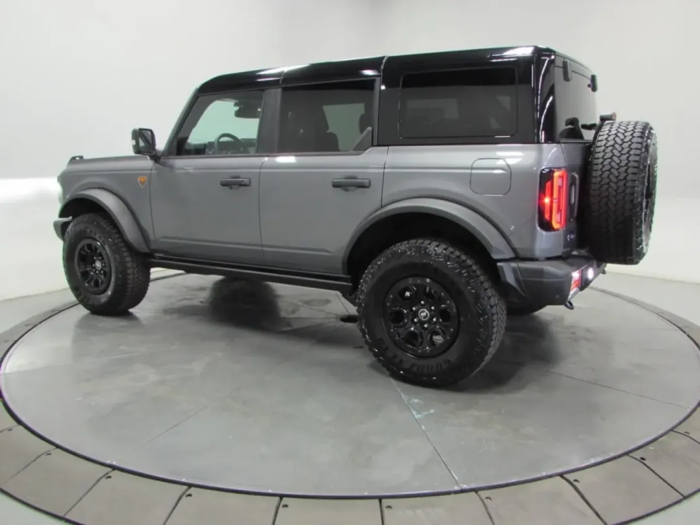 2025 /Black Onyx Ford Bronco Badlands (1FMEE9BP4SL) with an 2.7L V6 engine, located at 12836 Highway 21, De Soto, MO, 63020, (636) 337-7777, 38.151867, -90.575615 - ### Unleash Your Adventurous Spirit with the 2025 Ford Bronco Badlands<br /> <br /> Are you ready to embrace the great outdoors or tackle your daily commute with style and confidence? Look no further than the stunning 2025 Ford Bronco Badlands, available now at Pettus Ford De Soto. This pre-owned SU - Photo#3