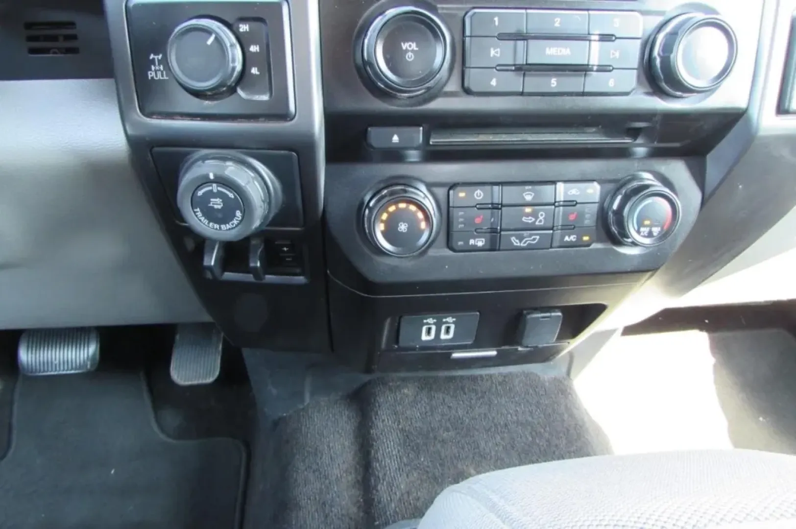2018 /Medium Earth Gray Ford F-150 XLT (1FTEW1EG8JK) with an Other engine, located at 12830 Highway 21, De Soto, MO, 63020, (636) 337-7777, 38.153099, -90.573624 - ### Discover Your Next Adventure with the 2018 Ford F-150 at Pettus CDJR DeSoto!<br /> <br /> Are you ready to elevate your outdoor adventures or tackle daily commutes with confidence? This 2018 Ford F-150 is the perfect blend of rugged capability and refined comfort, making it an ideal choice for a - Photo#21