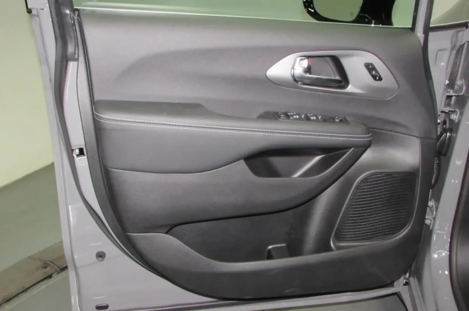 2025 /Black Chrysler Pacifica Select (2C4RC1BG7SR) with an Other engine, Automatic transmission, located at 12830 Highway 21, De Soto, MO, 63020, (636) 337-7777, 38.153099, -90.573624 - ### Discover the Perfect Family Adventure with the 2025 Chrysler Pacifica at Pettus CDJR DeSoto!<br /> <br /> Are you in search of a vehicle that elevates your family's adventures while keeping practicality at the forefront? Look no further than the stunning 2025 Chrysler Pacifica, available now at - Photo#10