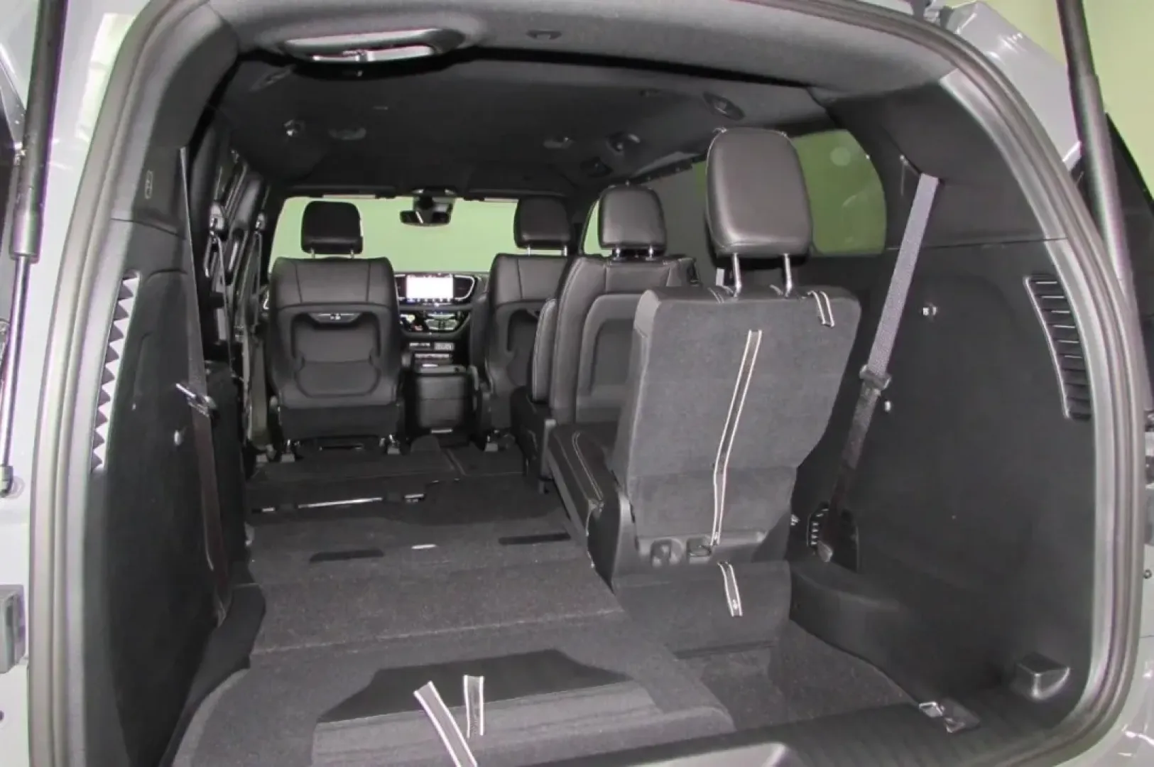2025 /Black Chrysler Pacifica Select (2C4RC1BG7SR) with an Other engine, Automatic transmission, located at 12830 Highway 21, De Soto, MO, 63020, (636) 337-7777, 38.153099, -90.573624 - ### Discover the Perfect Family Adventure with the 2025 Chrysler Pacifica at Pettus CDJR DeSoto!<br /> <br /> Are you in search of a vehicle that elevates your family's adventures while keeping practicality at the forefront? Look no further than the stunning 2025 Chrysler Pacifica, available now at - Photo#30