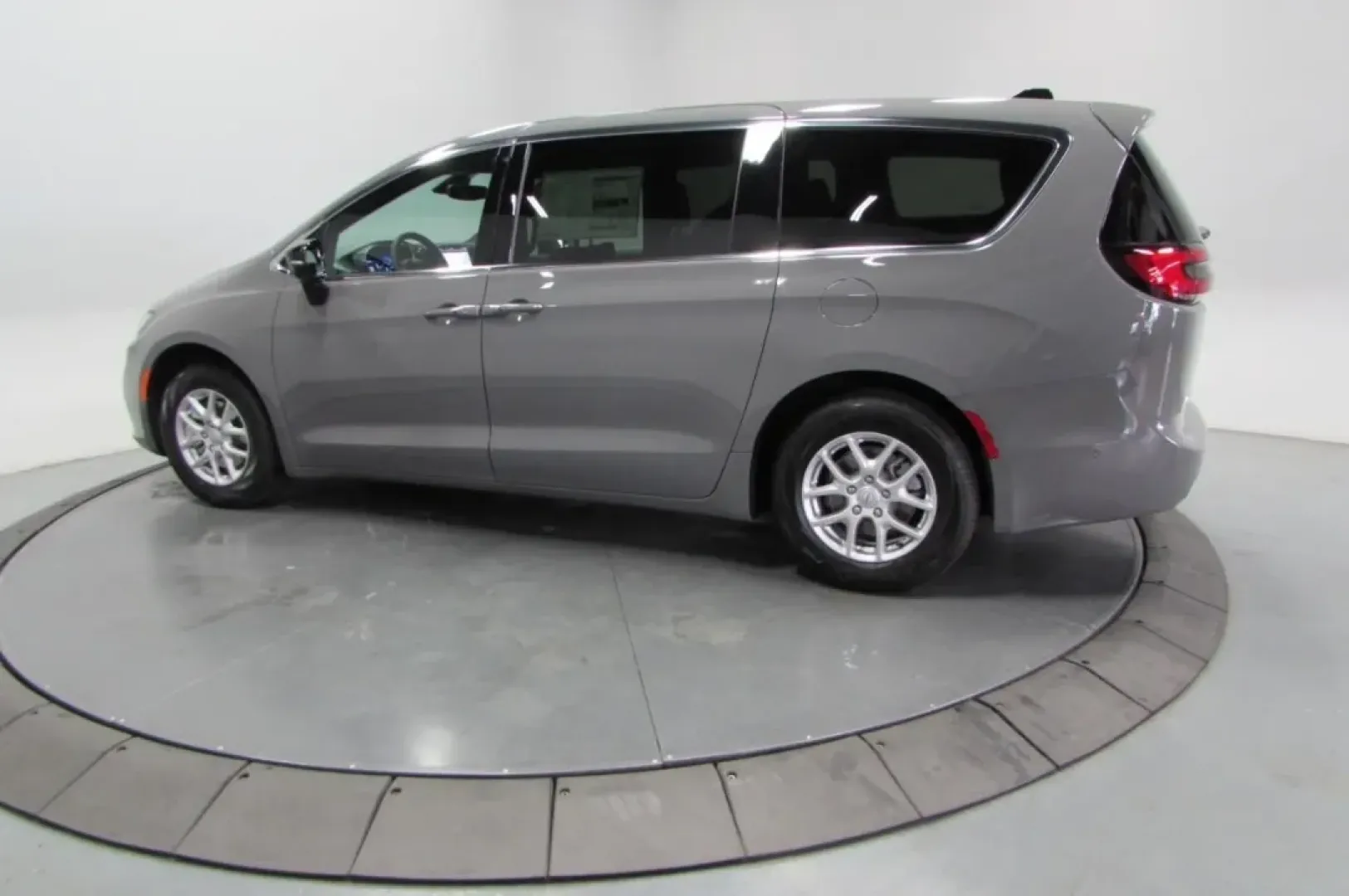 2025 /Black Chrysler Pacifica Select (2C4RC1BG7SR) with an Other engine, Automatic transmission, located at 12830 Highway 21, De Soto, MO, 63020, (636) 337-7777, 38.153099, -90.573624 - ### Discover the Perfect Family Adventure with the 2025 Chrysler Pacifica at Pettus CDJR DeSoto!<br /> <br /> Are you in search of a vehicle that elevates your family's adventures while keeping practicality at the forefront? Look no further than the stunning 2025 Chrysler Pacifica, available now at - Photo#4