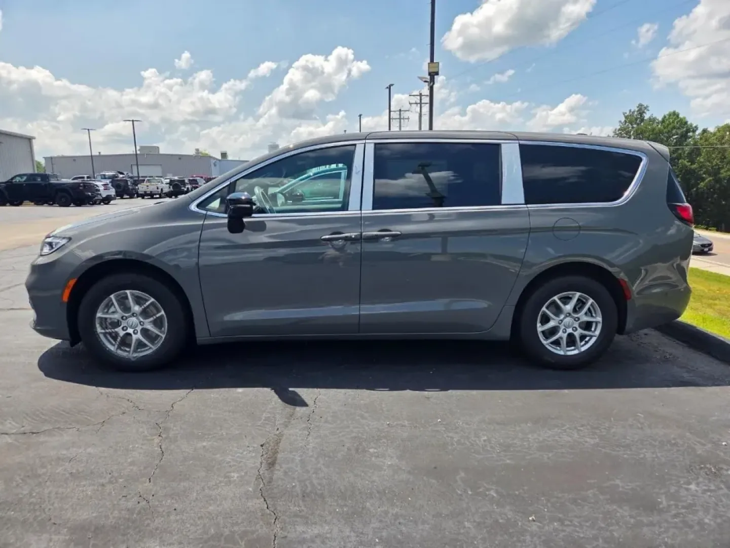 2025 Chrysler Pacifica Select (2C4RC1BG7SR) with an Other engine, Automatic transmission, located at 12830 Highway 21, De Soto, MO, 63020, (636) 337-7777, 38.153099, -90.573624 - ### Discover the Perfect Family Adventure with the 2025 Chrysler Pacifica at Pettus CDJR DeSoto!<br /> <br /> Are you in search of a vehicle that elevates your family's adventures while keeping practicality at the forefront? Look no further than the stunning 2025 Chrysler Pacifica, available now at - Photo#2