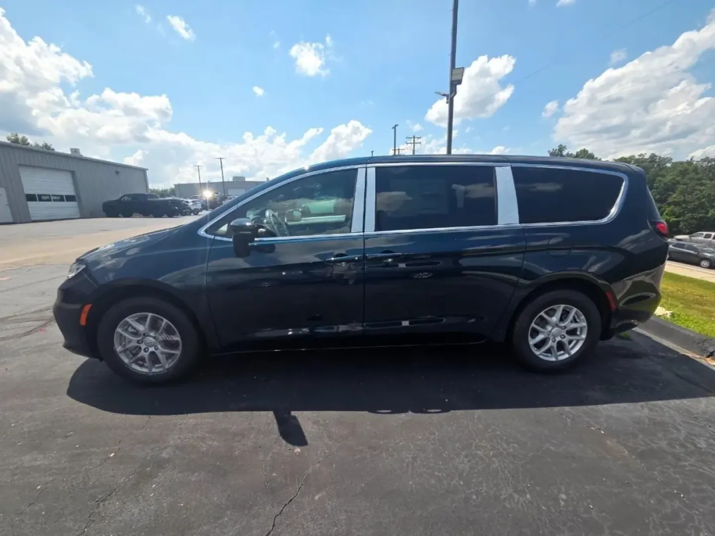 2025 Chrysler Pacifica Select (2C4RC1BG9SR) with an Other engine, Automatic transmission, located at 12830 Highway 21, De Soto, MO, 63020, (636) 337-7777, 38.153099, -90.573624 - **Discover the Ultimate Family Companion: 2025 Chrysler Pacifica at Pettus CDJR DeSoto**<br /> <br /> Are you ready to elevate your family adventures? The 2025 Chrysler Pacifica is the perfect vehicle for growing families seeking comfort, space, and reliability. With its stylish exterior in Fathom B - Photo#2