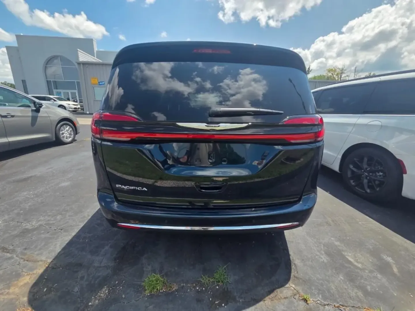2025 Chrysler Pacifica Select (2C4RC1BG9SR) with an Other engine, Automatic transmission, located at 12830 Highway 21, De Soto, MO, 63020, (636) 337-7777, 38.153099, -90.573624 - **Discover the Ultimate Family Companion: 2025 Chrysler Pacifica at Pettus CDJR DeSoto**<br /> <br /> Are you ready to elevate your family adventures? The 2025 Chrysler Pacifica is the perfect vehicle for growing families seeking comfort, space, and reliability. With its stylish exterior in Fathom B - Photo#3