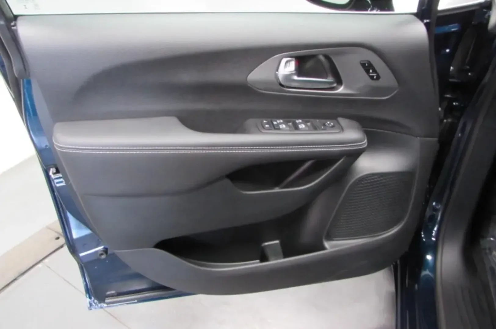 2025 /Black Chrysler Pacifica Select (2C4RC1BG9SR) with an Other engine, Automatic transmission, located at 12830 Highway 21, De Soto, MO, 63020, (636) 337-7777, 38.153099, -90.573624 - **Discover the Ultimate Family Companion: 2025 Chrysler Pacifica at Pettus CDJR DeSoto**<br /> <br /> Are you ready to elevate your family adventures? The 2025 Chrysler Pacifica is the perfect vehicle for growing families seeking comfort, space, and reliability. With its stylish exterior in Fathom B - Photo#9