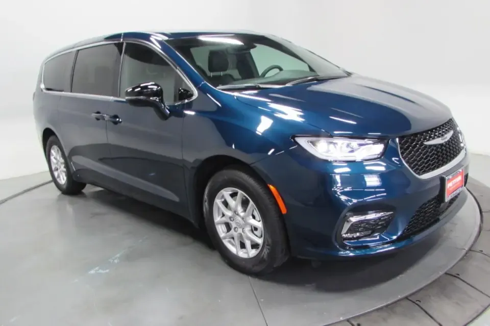 photo of 2025 Chrysler Pacifica Select