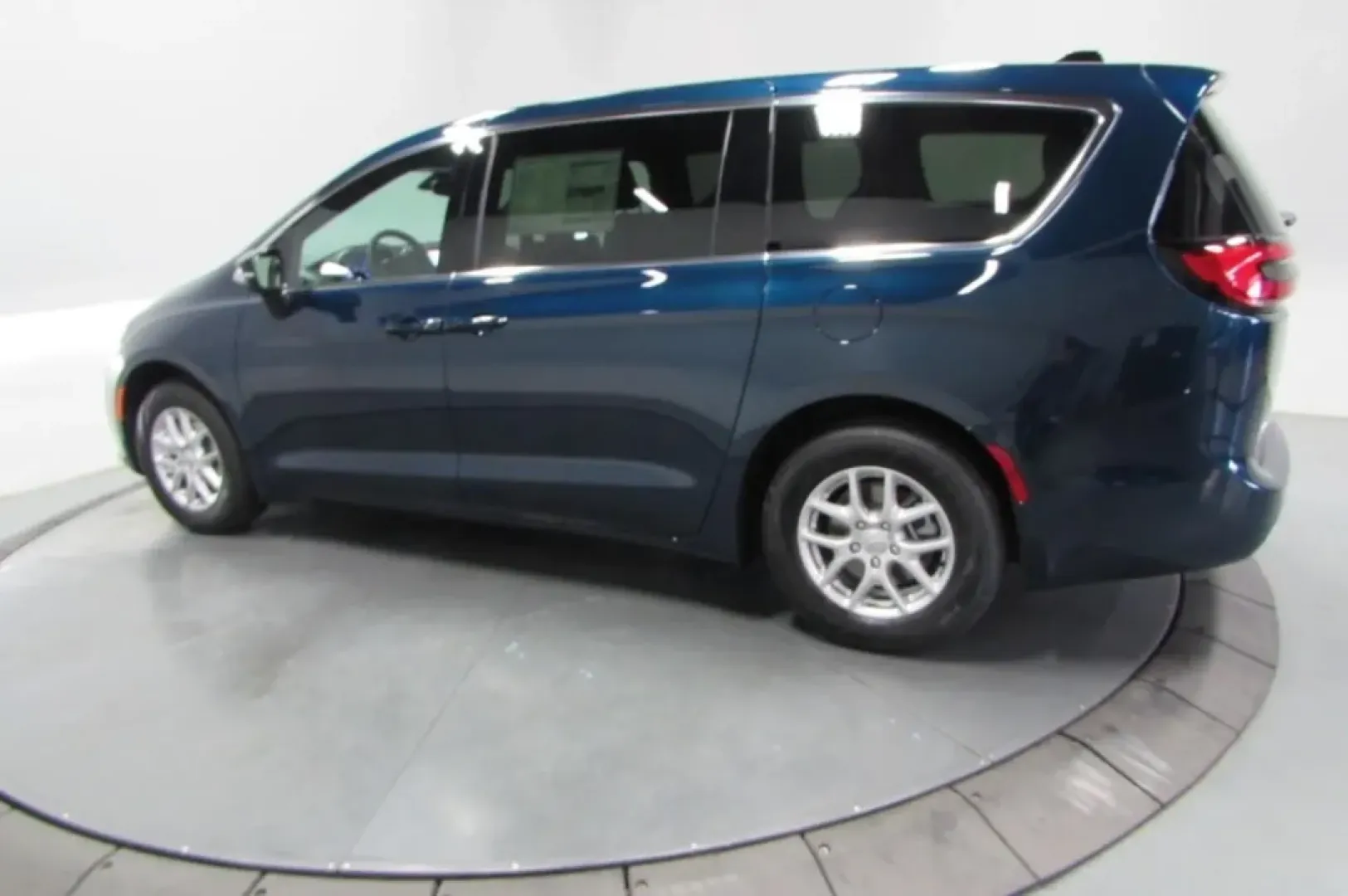 2025 /Black Chrysler Pacifica Select (2C4RC1BG9SR) with an Other engine, Automatic transmission, located at 12830 Highway 21, De Soto, MO, 63020, (636) 337-7777, 38.153099, -90.573624 - **Discover the Ultimate Family Companion: 2025 Chrysler Pacifica at Pettus CDJR DeSoto**<br /> <br /> Are you ready to elevate your family adventures? The 2025 Chrysler Pacifica is the perfect vehicle for growing families seeking comfort, space, and reliability. With its stylish exterior in Fathom B - Photo#4