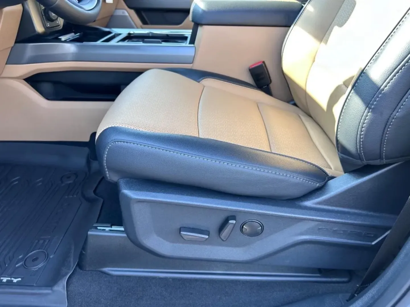 2025 /Baja Leather Ford F-350SD (1FT8W3BT0SE) with an 6.7L engine, located at 141 Commercial Dr, Fredericktown, MO, 63645, (573) 783-6432, 37.570087, -90.320648 - ### Experience the Ultimate Heavy-Duty Capability with the 2025 Ford Super Duty F-350 SRW!<br /> <br /> If you're looking for a truck that can handle any challenge thrown its way, from weekend projects to heavy towing, look no further than this impressive 2025 Ford Super Duty F-350 SRW. Perfect for - Photo#18
