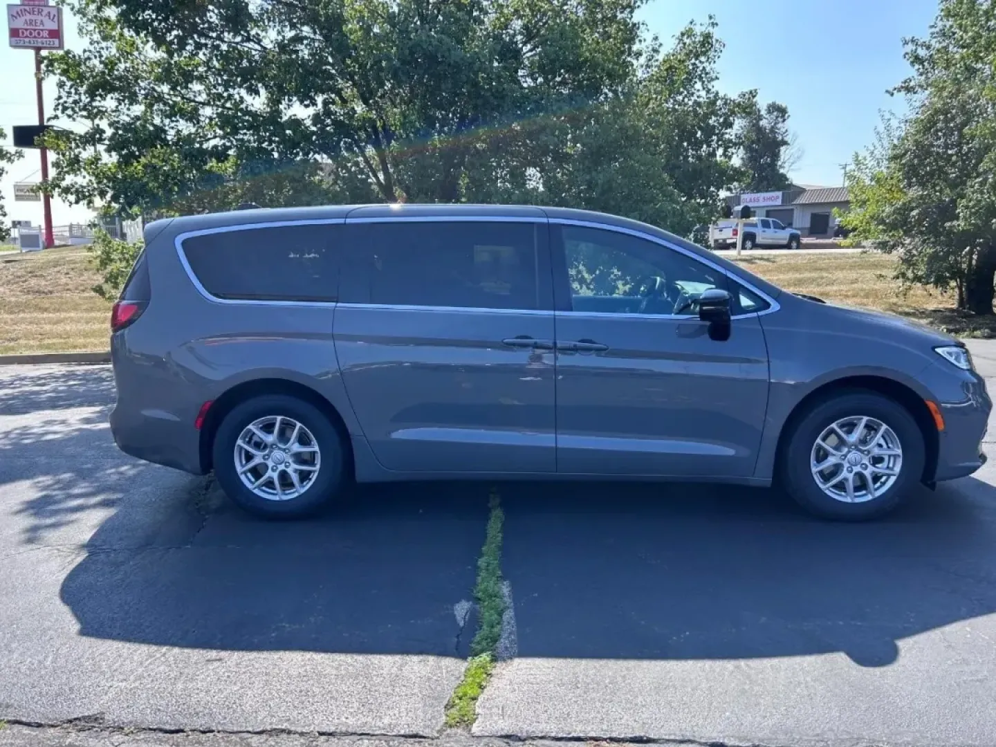 2025 /Black Leather Chrysler Pacifica Select (2C4RC1BG3SR) with an 3.6L V6 24V VVT UPG I engine, Automatic transmission, located at 970 Woodlawn Dr., Farmington, MO, 63640, (573) 431-7800, 37.825642, -90.468674 - **Embrace Family Adventures in the 2025 Chrysler Pacifica: Your Perfect Minivan Awaits!**<br /> <br /> Are you in search of a vehicle that can effortlessly blend your daily routines with spontaneous family adventures? Look no further than the 2025 Chrysler Pacifica, available now at Pettus CDJR Farm - Photo#1