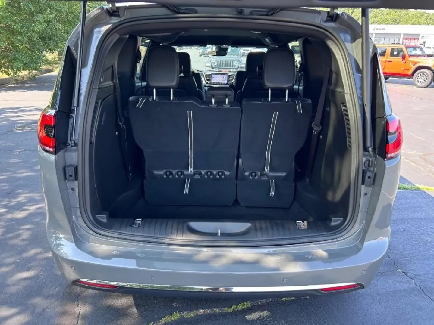 2025 /Black Leather Chrysler Pacifica Select (2C4RC1BG3SR) with an 3.6L V6 24V VVT UPG I engine, Automatic transmission, located at 970 Woodlawn Dr., Farmington, MO, 63640, (573) 431-7800, 37.825642, -90.468674 - **Embrace Family Adventures in the 2025 Chrysler Pacifica: Your Perfect Minivan Awaits!**<br /> <br /> Are you in search of a vehicle that can effortlessly blend your daily routines with spontaneous family adventures? Look no further than the 2025 Chrysler Pacifica, available now at Pettus CDJR Farm - Photo#4