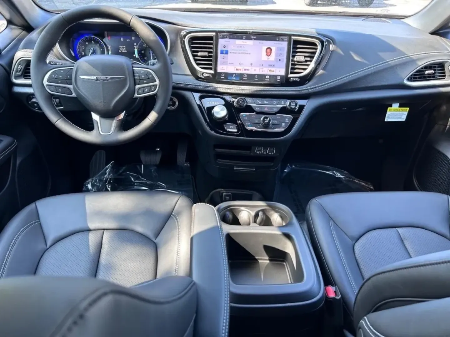 2025 /Black Leather Chrysler Pacifica Select (2C4RC1BG3SR) with an 3.6L V6 24V VVT UPG I engine, Automatic transmission, located at 970 Woodlawn Dr., Farmington, MO, 63640, (573) 431-7800, 37.825642, -90.468674 - **Embrace Family Adventures in the 2025 Chrysler Pacifica: Your Perfect Minivan Awaits!**<br /> <br /> Are you in search of a vehicle that can effortlessly blend your daily routines with spontaneous family adventures? Look no further than the 2025 Chrysler Pacifica, available now at Pettus CDJR Farm - Photo#12