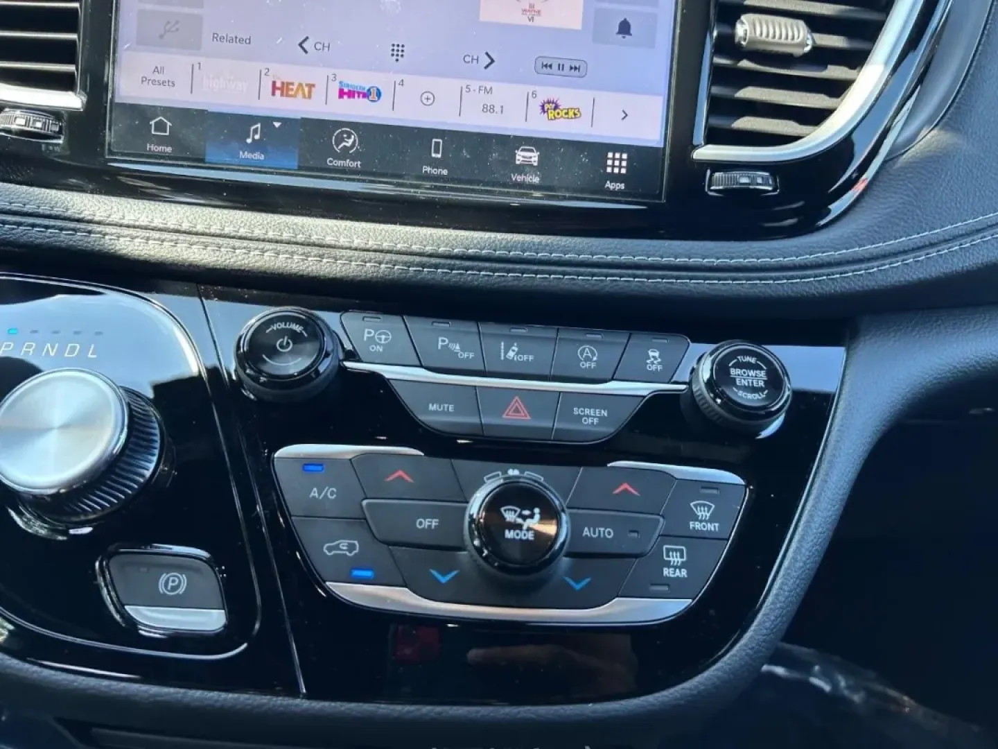 2025 /Black Leather Chrysler Pacifica Select (2C4RC1BG3SR) with an 3.6L V6 24V VVT UPG I engine, Automatic transmission, located at 970 Woodlawn Dr., Farmington, MO, 63640, (573) 431-7800, 37.825642, -90.468674 - **Embrace Family Adventures in the 2025 Chrysler Pacifica: Your Perfect Minivan Awaits!**<br /> <br /> Are you in search of a vehicle that can effortlessly blend your daily routines with spontaneous family adventures? Look no further than the 2025 Chrysler Pacifica, available now at Pettus CDJR Farm - Photo#17