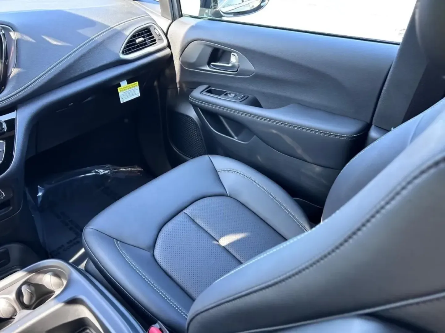 2025 /Black Leather Chrysler Pacifica Select (2C4RC1BG3SR) with an 3.6L V6 24V VVT UPG I engine, Automatic transmission, located at 970 Woodlawn Dr., Farmington, MO, 63640, (573) 431-7800, 37.825642, -90.468674 - **Embrace Family Adventures in the 2025 Chrysler Pacifica: Your Perfect Minivan Awaits!**<br /> <br /> Are you in search of a vehicle that can effortlessly blend your daily routines with spontaneous family adventures? Look no further than the 2025 Chrysler Pacifica, available now at Pettus CDJR Farm - Photo#19