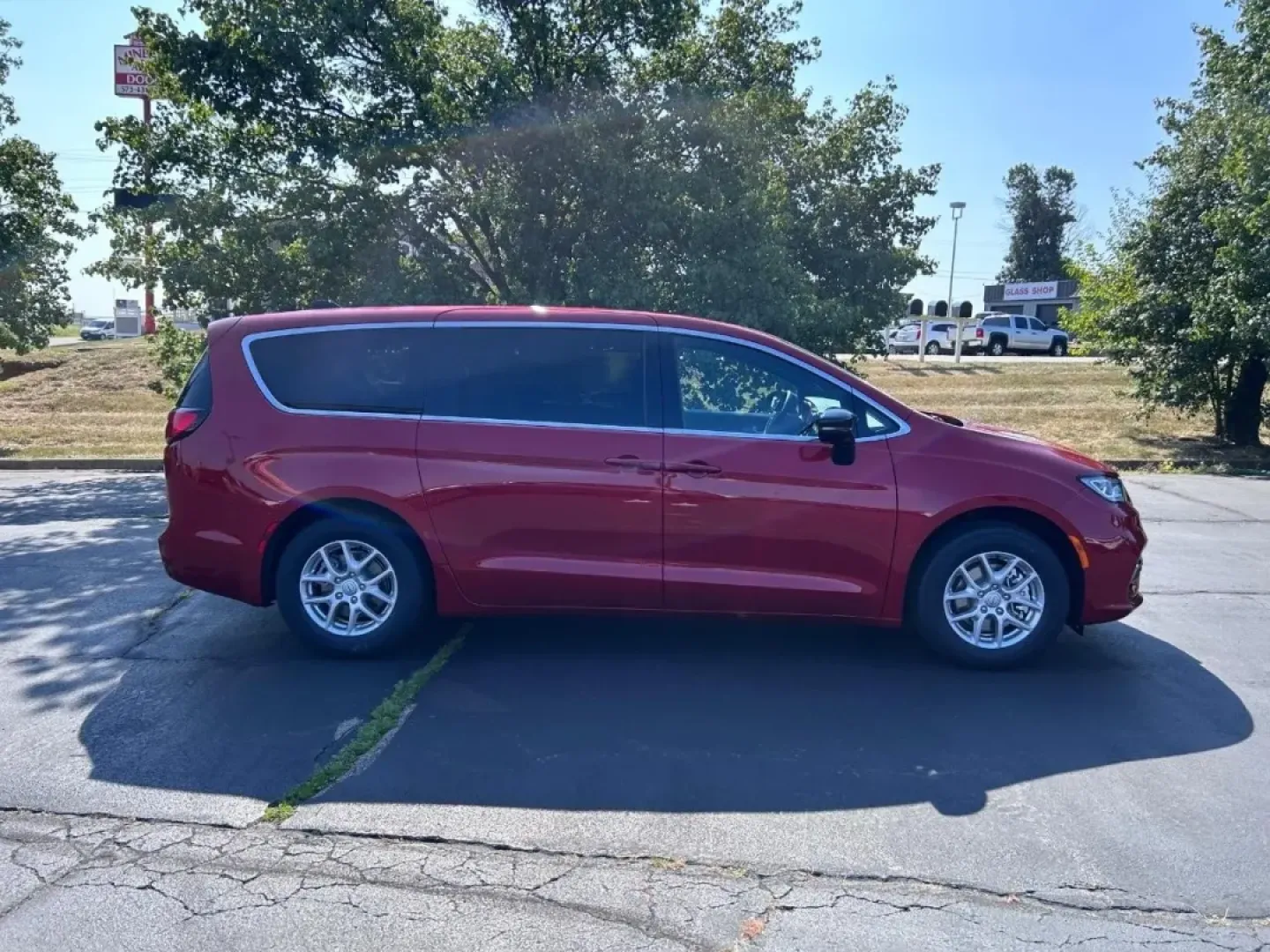 2025 /Black Leather Chrysler Pacifica Select (2C4RC1BG5SR) with an 3.6L V6 24V VVT UPG I engine, Automatic transmission, located at 970 Woodlawn Dr., Farmington, MO, 63640, (573) 431-7800, 37.825642, -90.468674 - Are you searching for the perfect family vehicle that caters to your busy lifestyle while also offering comfort and efficiency? Look no further than the stunning 2025 Chrysler Pacifica, now available at Pettus CDJR Farmington. This minivan is designed with growing families in mind, making it the ult - Photo#1