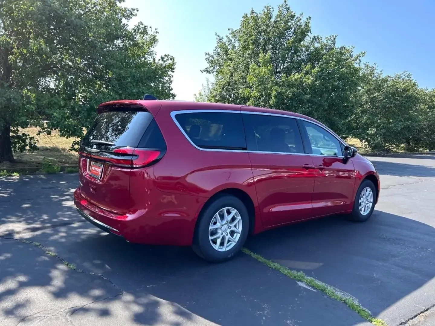 2025 /Black Leather Chrysler Pacifica Select (2C4RC1BG5SR) with an 3.6L V6 24V VVT UPG I engine, Automatic transmission, located at 970 Woodlawn Dr., Farmington, MO, 63640, (573) 431-7800, 37.825642, -90.468674 - Are you searching for the perfect family vehicle that caters to your busy lifestyle while also offering comfort and efficiency? Look no further than the stunning 2025 Chrysler Pacifica, now available at Pettus CDJR Farmington. This minivan is designed with growing families in mind, making it the ult - Photo#2