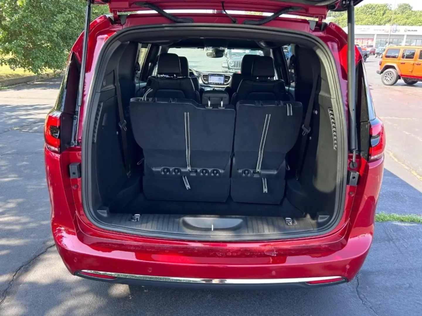 2025 /Black Leather Chrysler Pacifica Select (2C4RC1BG5SR) with an 3.6L V6 24V VVT UPG I engine, Automatic transmission, located at 970 Woodlawn Dr., Farmington, MO, 63640, (573) 431-7800, 37.825642, -90.468674 - Are you searching for the perfect family vehicle that caters to your busy lifestyle while also offering comfort and efficiency? Look no further than the stunning 2025 Chrysler Pacifica, now available at Pettus CDJR Farmington. This minivan is designed with growing families in mind, making it the ult - Photo#4