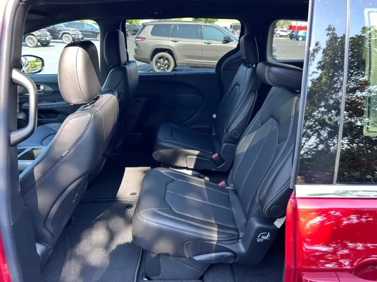 2025 /Black Leather Chrysler Pacifica Select (2C4RC1BG5SR) with an 3.6L V6 24V VVT UPG I engine, Automatic transmission, located at 970 Woodlawn Dr., Farmington, MO, 63640, (573) 431-7800, 37.825642, -90.468674 - Are you searching for the perfect family vehicle that caters to your busy lifestyle while also offering comfort and efficiency? Look no further than the stunning 2025 Chrysler Pacifica, now available at Pettus CDJR Farmington. This minivan is designed with growing families in mind, making it the ult - Photo#10