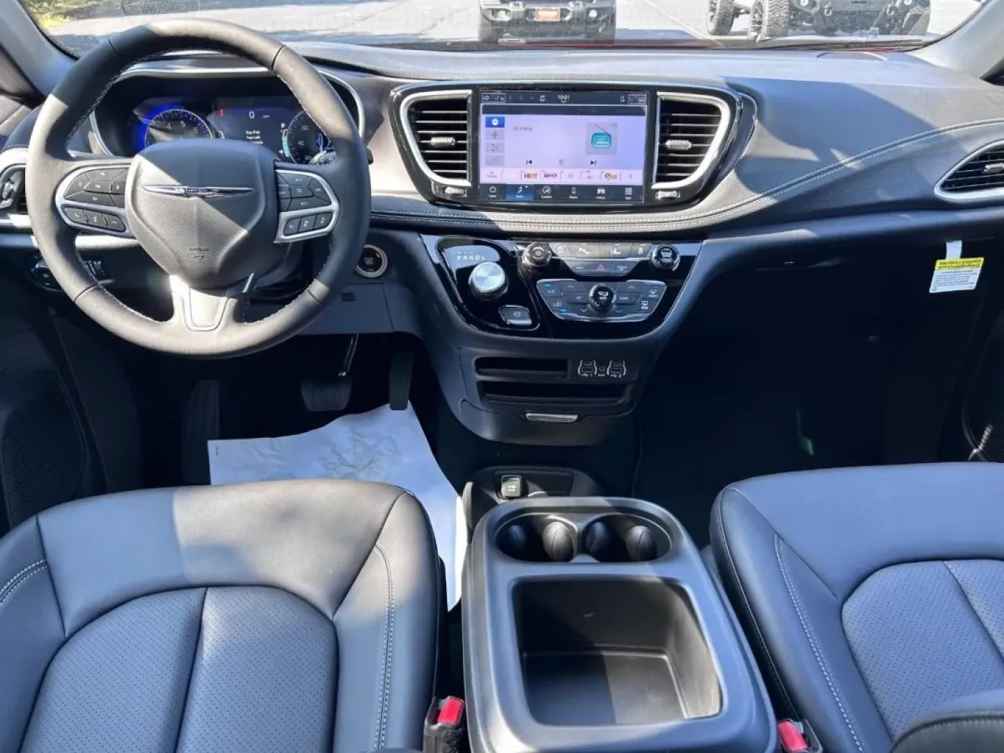 2025 /Black Leather Chrysler Pacifica Select (2C4RC1BG5SR) with an 3.6L V6 24V VVT UPG I engine, Automatic transmission, located at 970 Woodlawn Dr., Farmington, MO, 63640, (573) 431-7800, 37.825642, -90.468674 - Are you searching for the perfect family vehicle that caters to your busy lifestyle while also offering comfort and efficiency? Look no further than the stunning 2025 Chrysler Pacifica, now available at Pettus CDJR Farmington. This minivan is designed with growing families in mind, making it the ult - Photo#12