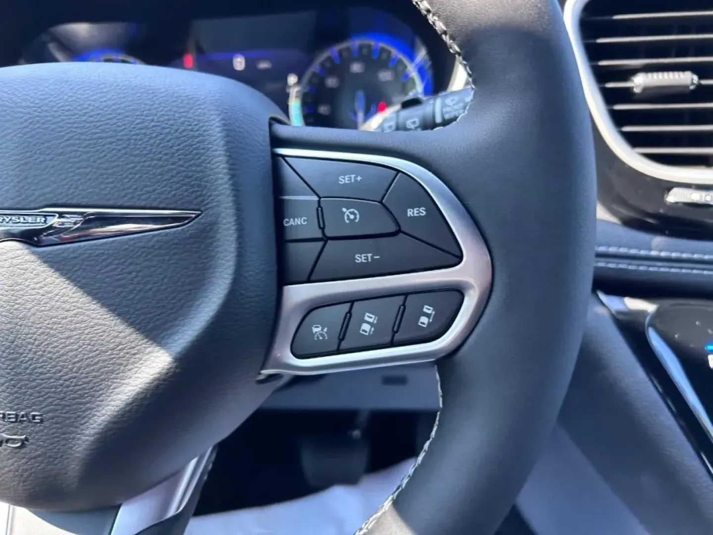 2025 /Black Leather Chrysler Pacifica Select (2C4RC1BG5SR) with an 3.6L V6 24V VVT UPG I engine, Automatic transmission, located at 970 Woodlawn Dr., Farmington, MO, 63640, (573) 431-7800, 37.825642, -90.468674 - Are you searching for the perfect family vehicle that caters to your busy lifestyle while also offering comfort and efficiency? Look no further than the stunning 2025 Chrysler Pacifica, now available at Pettus CDJR Farmington. This minivan is designed with growing families in mind, making it the ult - Photo#15
