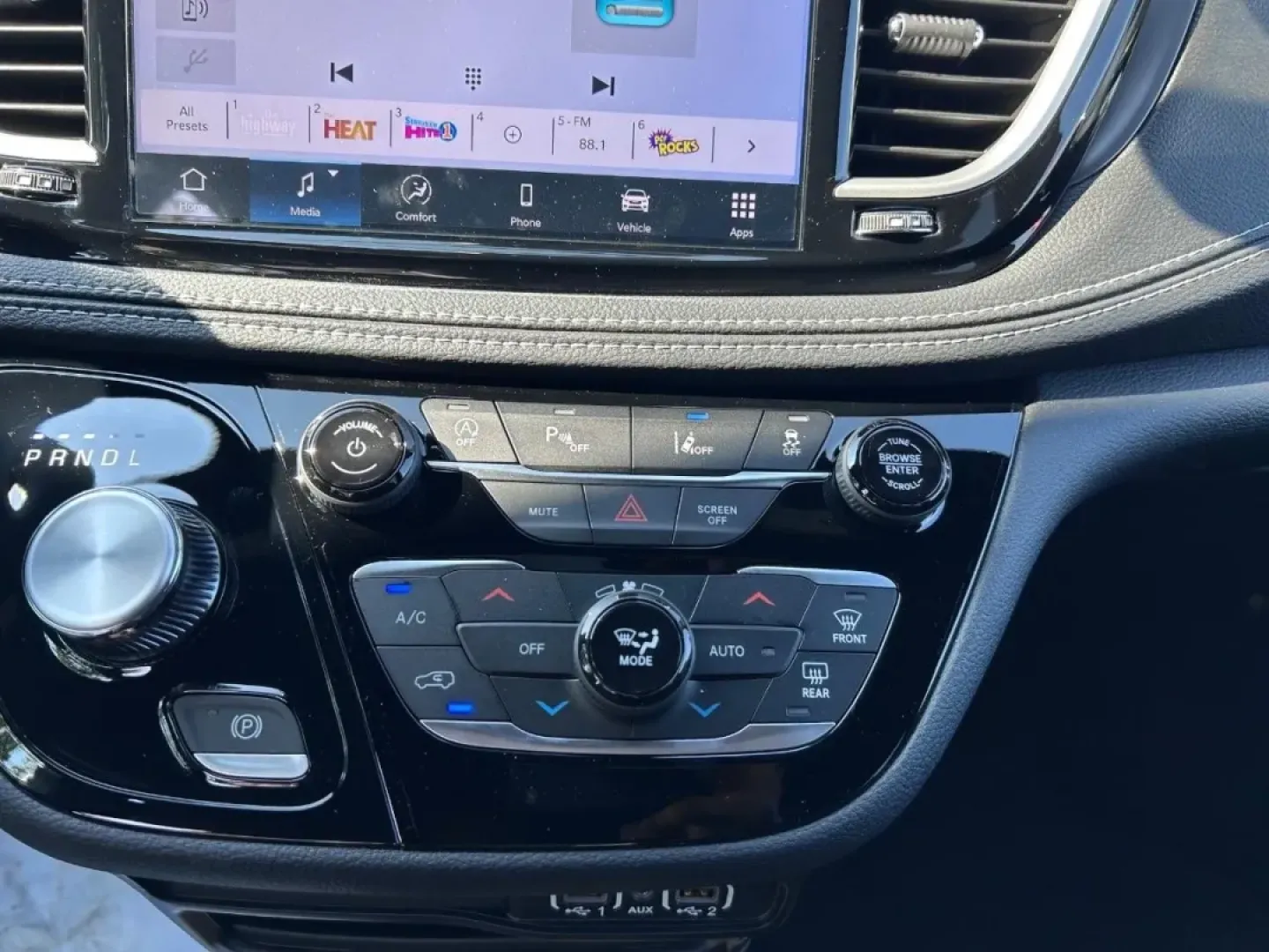 2025 /Black Leather Chrysler Pacifica Select (2C4RC1BG5SR) with an 3.6L V6 24V VVT UPG I engine, Automatic transmission, located at 970 Woodlawn Dr., Farmington, MO, 63640, (573) 431-7800, 37.825642, -90.468674 - Are you searching for the perfect family vehicle that caters to your busy lifestyle while also offering comfort and efficiency? Look no further than the stunning 2025 Chrysler Pacifica, now available at Pettus CDJR Farmington. This minivan is designed with growing families in mind, making it the ult - Photo#17