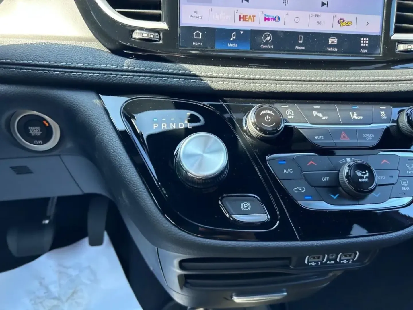 2025 /Black Leather Chrysler Pacifica Select (2C4RC1BG5SR) with an 3.6L V6 24V VVT UPG I engine, Automatic transmission, located at 970 Woodlawn Dr., Farmington, MO, 63640, (573) 431-7800, 37.825642, -90.468674 - Are you searching for the perfect family vehicle that caters to your busy lifestyle while also offering comfort and efficiency? Look no further than the stunning 2025 Chrysler Pacifica, now available at Pettus CDJR Farmington. This minivan is designed with growing families in mind, making it the ult - Photo#18