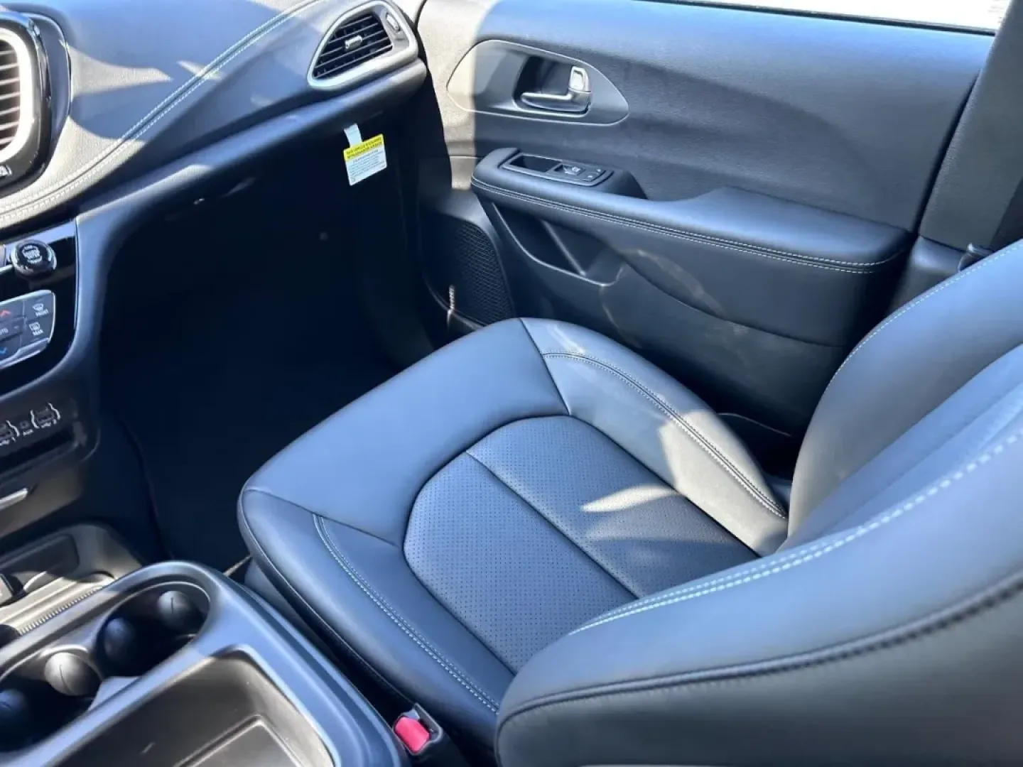 2025 /Black Leather Chrysler Pacifica Select (2C4RC1BG5SR) with an 3.6L V6 24V VVT UPG I engine, Automatic transmission, located at 970 Woodlawn Dr., Farmington, MO, 63640, (573) 431-7800, 37.825642, -90.468674 - Are you searching for the perfect family vehicle that caters to your busy lifestyle while also offering comfort and efficiency? Look no further than the stunning 2025 Chrysler Pacifica, now available at Pettus CDJR Farmington. This minivan is designed with growing families in mind, making it the ult - Photo#19