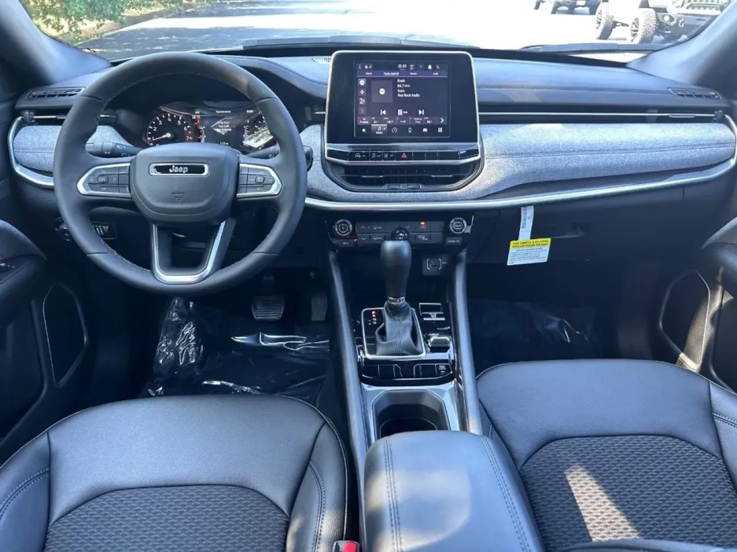 2025 /Black Leather Trimmed Jeep Compass Latitude (3C4NJDBN4ST) with an 2.0L I4 DOHC DI Turbo engine, Automatic transmission, located at 970 Woodlawn Dr., Farmington, MO, 63640, (573) 431-7800, 37.825642, -90.468674 - **Elevate Your Adventures with the 2025 Jeep Compass Latitude at Pettus CDJR Farmington!**<br /> <br /> Are you ready to take your travels to the next level? Whether you're a weekend warrior, a daily commuter, or someone who simply loves exploring the great outdoors, the 2025 Jeep Compass Latitude i - Photo#9