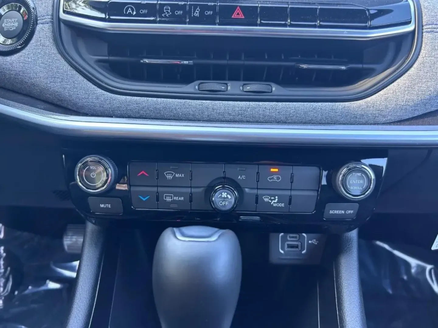 2025 /Black Leather Trimmed Jeep Compass Latitude (3C4NJDBN4ST) with an 2.0L I4 DOHC DI Turbo engine, Automatic transmission, located at 970 Woodlawn Dr., Farmington, MO, 63640, (573) 431-7800, 37.825642, -90.468674 - **Elevate Your Adventures with the 2025 Jeep Compass Latitude at Pettus CDJR Farmington!**<br /> <br /> Are you ready to take your travels to the next level? Whether you're a weekend warrior, a daily commuter, or someone who simply loves exploring the great outdoors, the 2025 Jeep Compass Latitude i - Photo#14