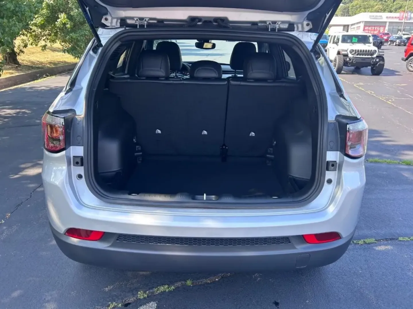 2025 /Black Leather Trimmed Jeep Compass Latitude (3C4NJDBN4ST) with an 2.0L I4 DOHC DI Turbo engine, Automatic transmission, located at 970 Woodlawn Dr., Farmington, MO, 63640, (573) 431-7800, 37.825642, -90.468674 - **Elevate Your Adventures with the 2025 Jeep Compass Latitude at Pettus CDJR Farmington!**<br /> <br /> Are you ready to take your travels to the next level? Whether you're a weekend warrior, a daily commuter, or someone who simply loves exploring the great outdoors, the 2025 Jeep Compass Latitude i - Photo#4