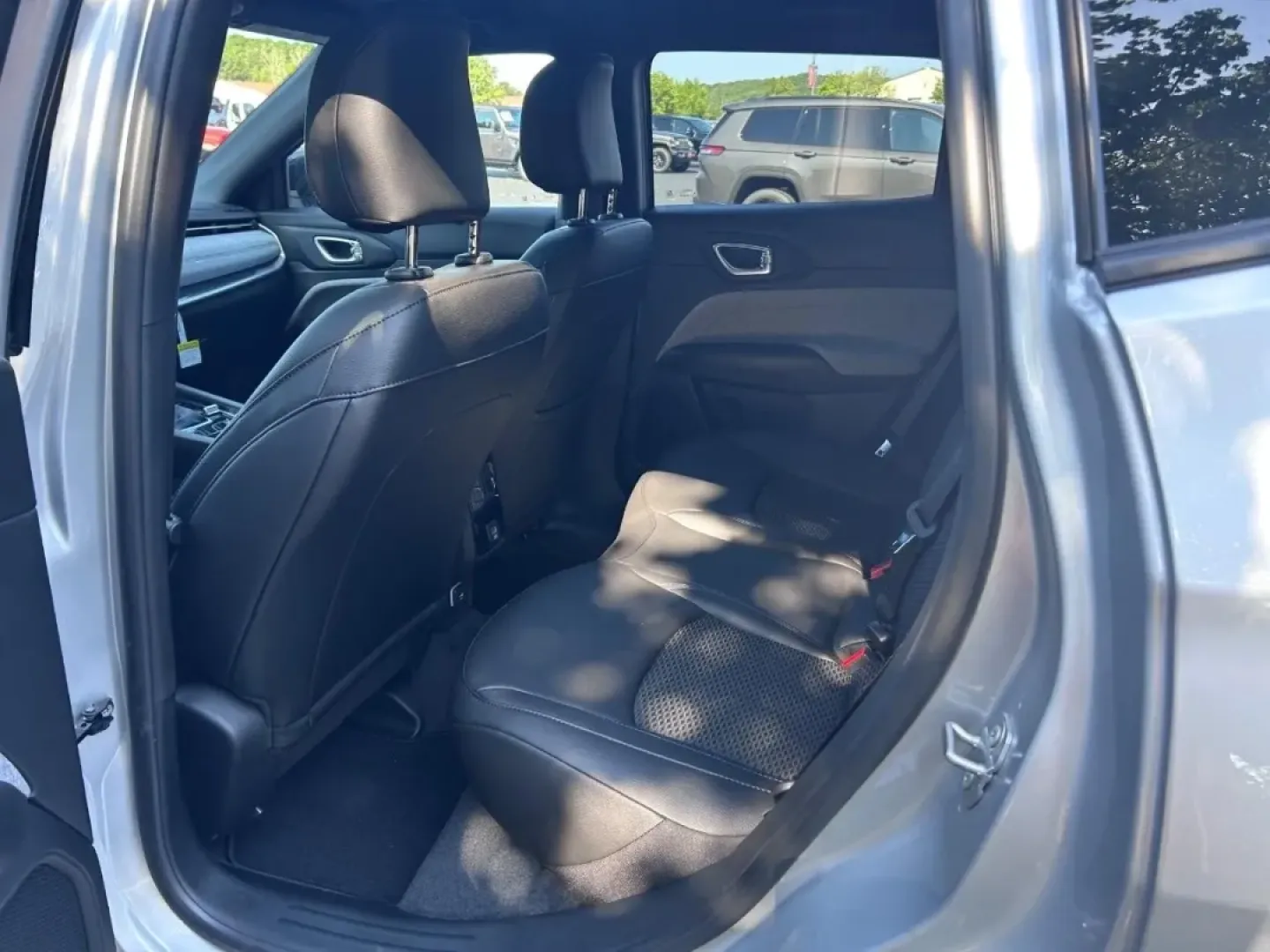 2025 /Black Leather Trimmed Jeep Compass Latitude (3C4NJDBN4ST) with an 2.0L I4 DOHC DI Turbo engine, Automatic transmission, located at 970 Woodlawn Dr., Farmington, MO, 63640, (573) 431-7800, 37.825642, -90.468674 - **Elevate Your Adventures with the 2025 Jeep Compass Latitude at Pettus CDJR Farmington!**<br /> <br /> Are you ready to take your travels to the next level? Whether you're a weekend warrior, a daily commuter, or someone who simply loves exploring the great outdoors, the 2025 Jeep Compass Latitude i - Photo#8
