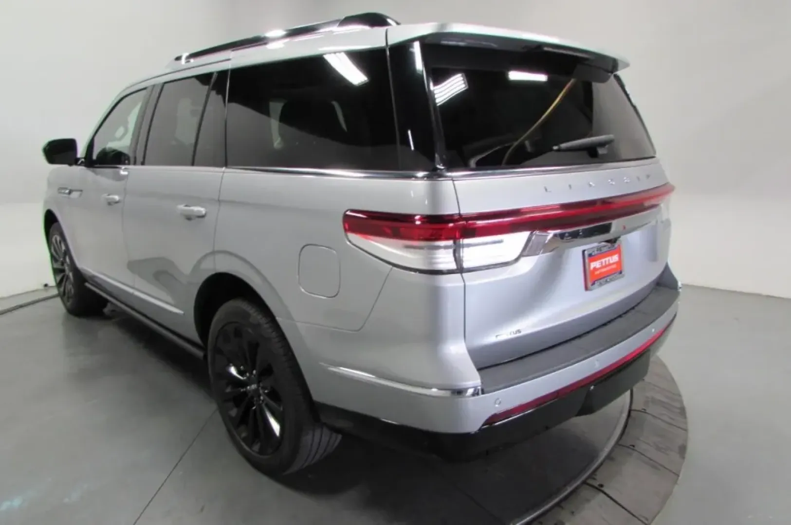 2022 /Sandstone Lincoln Navigator Reserve (5LMJJ2LT1NE) with an Other engine, Automatic transmission, located at 12830 Highway 21, De Soto, MO, 63020, (636) 337-7777, 38.153099, -90.573624 - Experience the ultimate in luxury and capability with the stunning 2022 Lincoln Navigator Reserve, now available at Pettus CDJR DeSoto. Located at 12830 Highway 21, De Soto, MO 63020, our OEM dealership specializes in quality used vehicles, making it easy for you to find the perfect fit for your lif - Photo#5