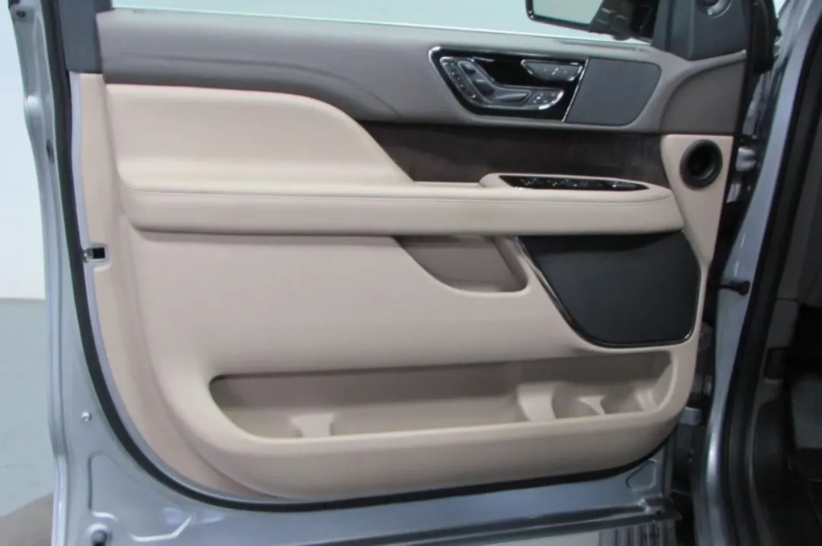 2022 /Sandstone Lincoln Navigator Reserve (5LMJJ2LT1NE) with an Other engine, Automatic transmission, located at 12830 Highway 21, De Soto, MO, 63020, (636) 337-7777, 38.153099, -90.573624 - Experience the ultimate in luxury and capability with the stunning 2022 Lincoln Navigator Reserve, now available at Pettus CDJR DeSoto. Located at 12830 Highway 21, De Soto, MO 63020, our OEM dealership specializes in quality used vehicles, making it easy for you to find the perfect fit for your lif - Photo#10
